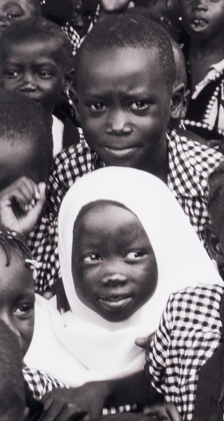 Noir et blanc (enfants de écoles en Zambie, Afrique de l'Ouest) - Contemporain Photograph par Benno Thoma