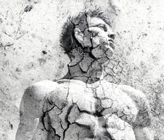 Sculpture de la terre sèche (photo d'homme nu jeune superposée à une photo de terre craquelée)