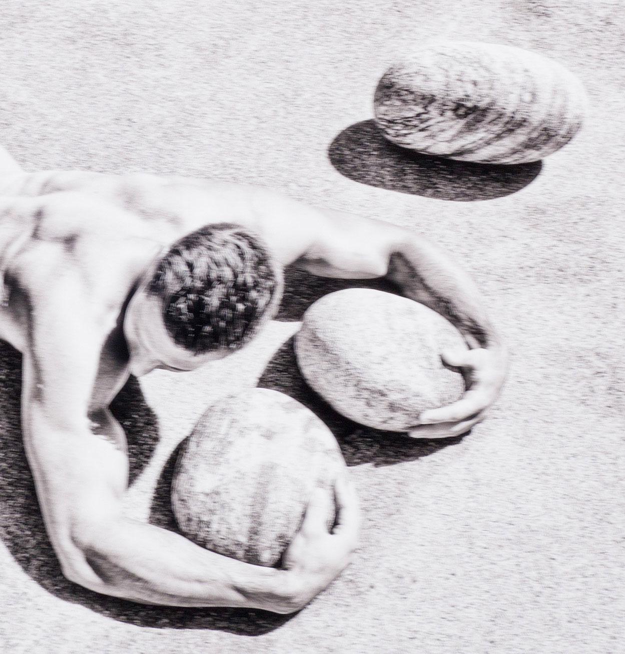 Rocks (nacktes Modell von Bel Ami, das in Griechenland vor Felsen wütend ist) (Grau), Landscape Photograph, von Benno Thoma