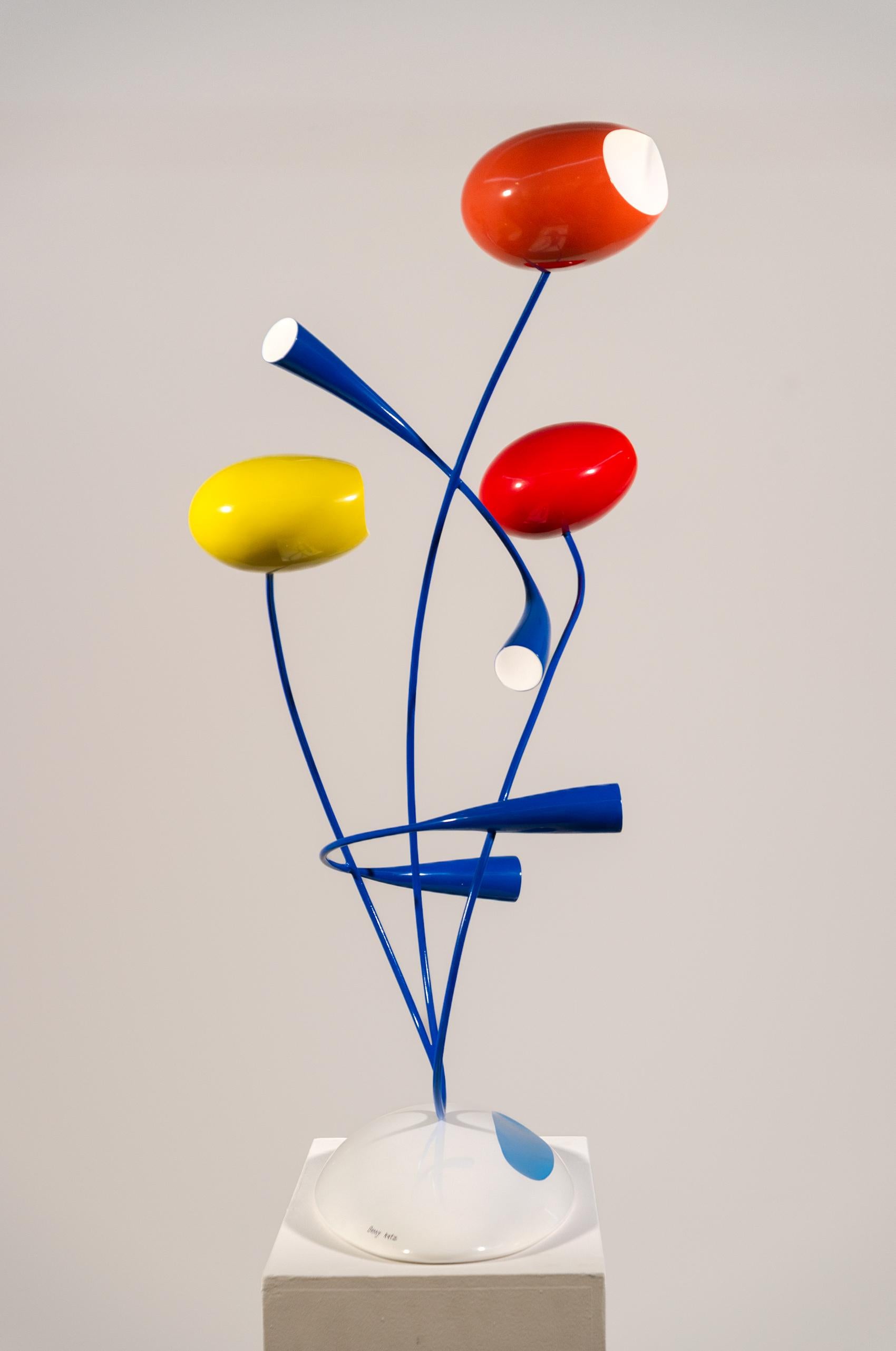 Leslie (Série Flowers) - sculpture moderne, abstraite et contemporaine en fibre de verre - Sculpture de Benny Katz