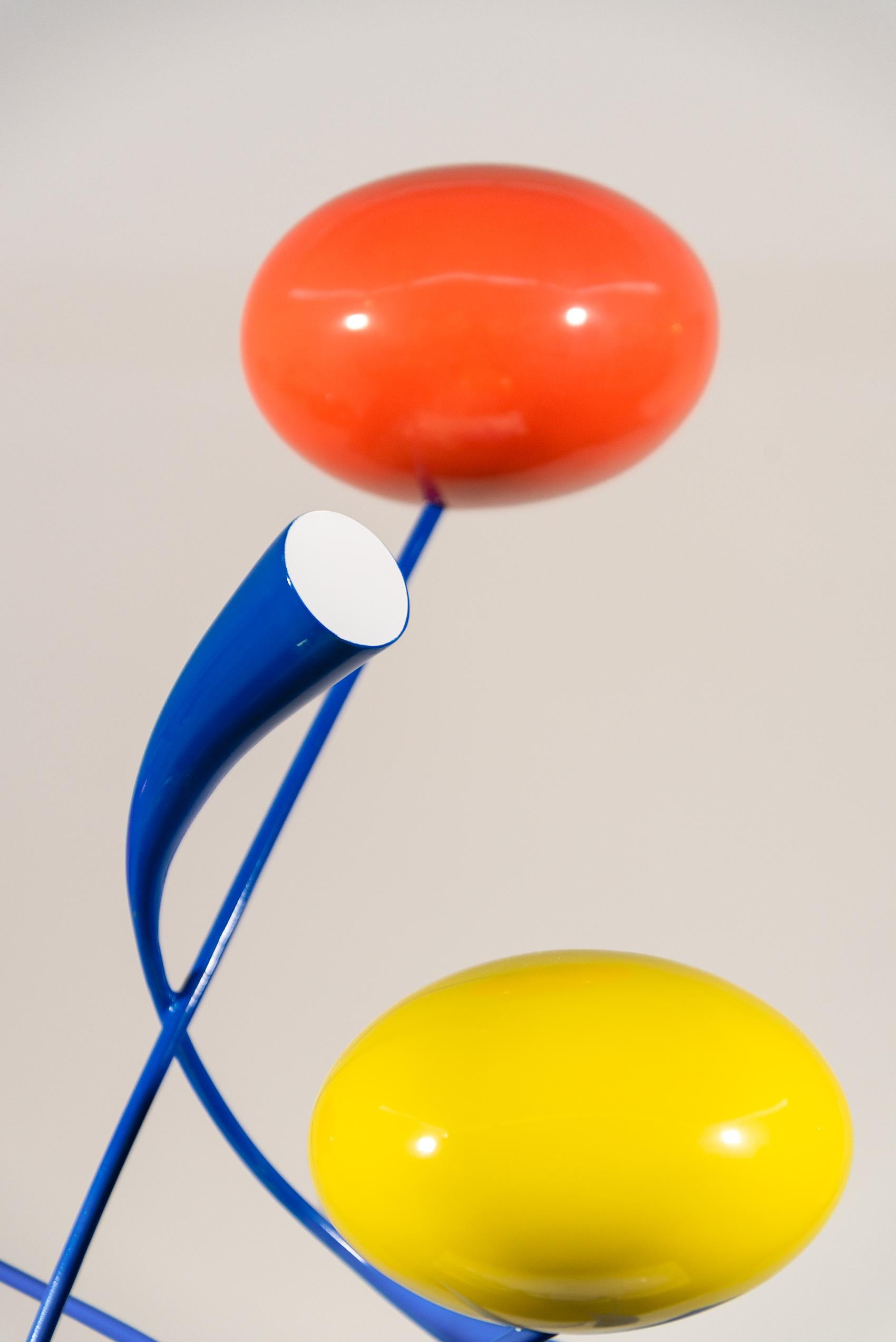 Leslie (Série Flowers) - sculpture moderne, abstraite et contemporaine en fibre de verre 2