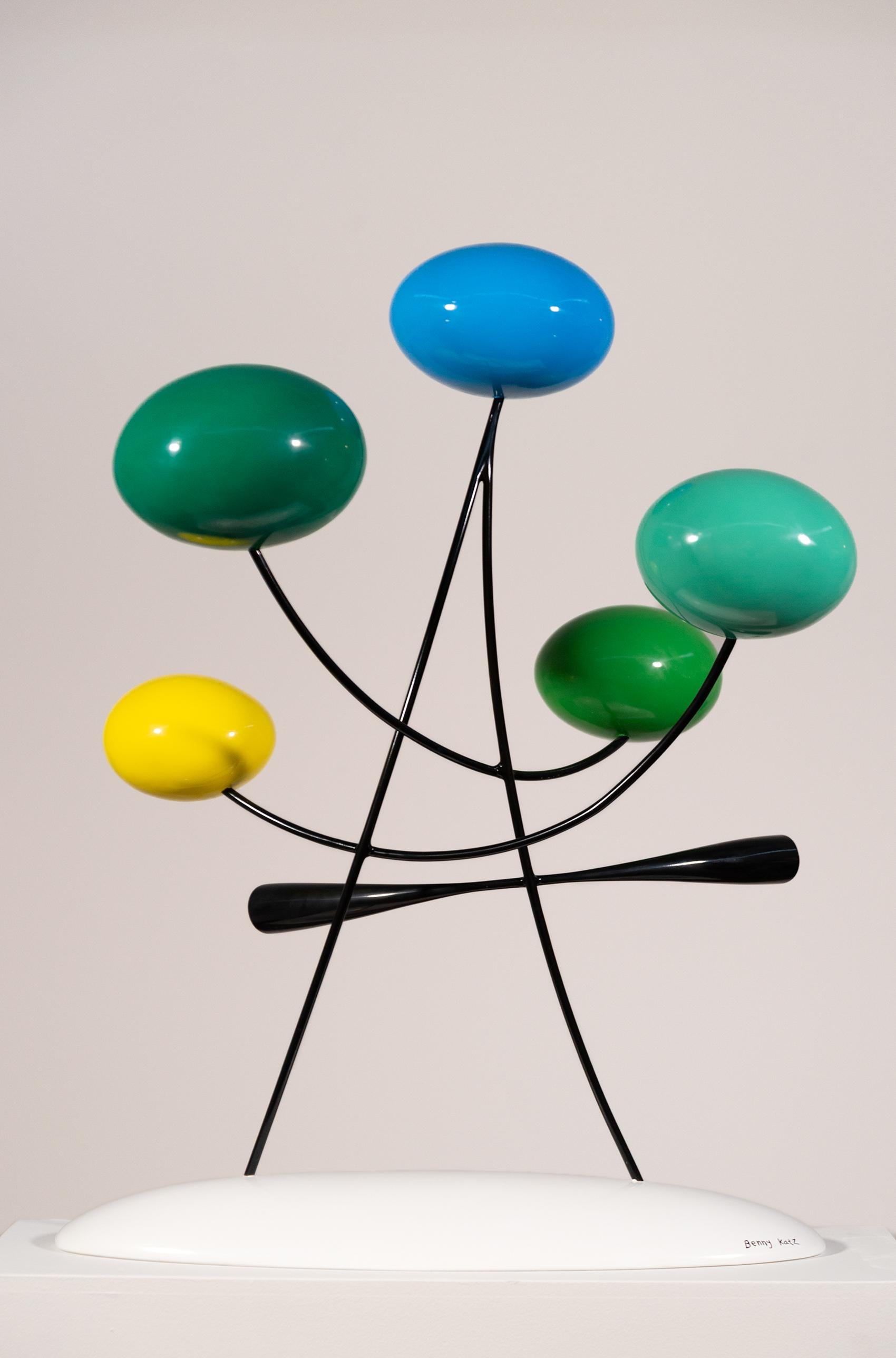Un bouquet de fleurs est la source d'inspiration de cette sculpture de table amusante, brillante et aux couleurs vives, réalisée par l'artiste israélien Benny Katz. Des formes ovales et allongées minimalistes en vert vif, bleu, jaune, turquoise,