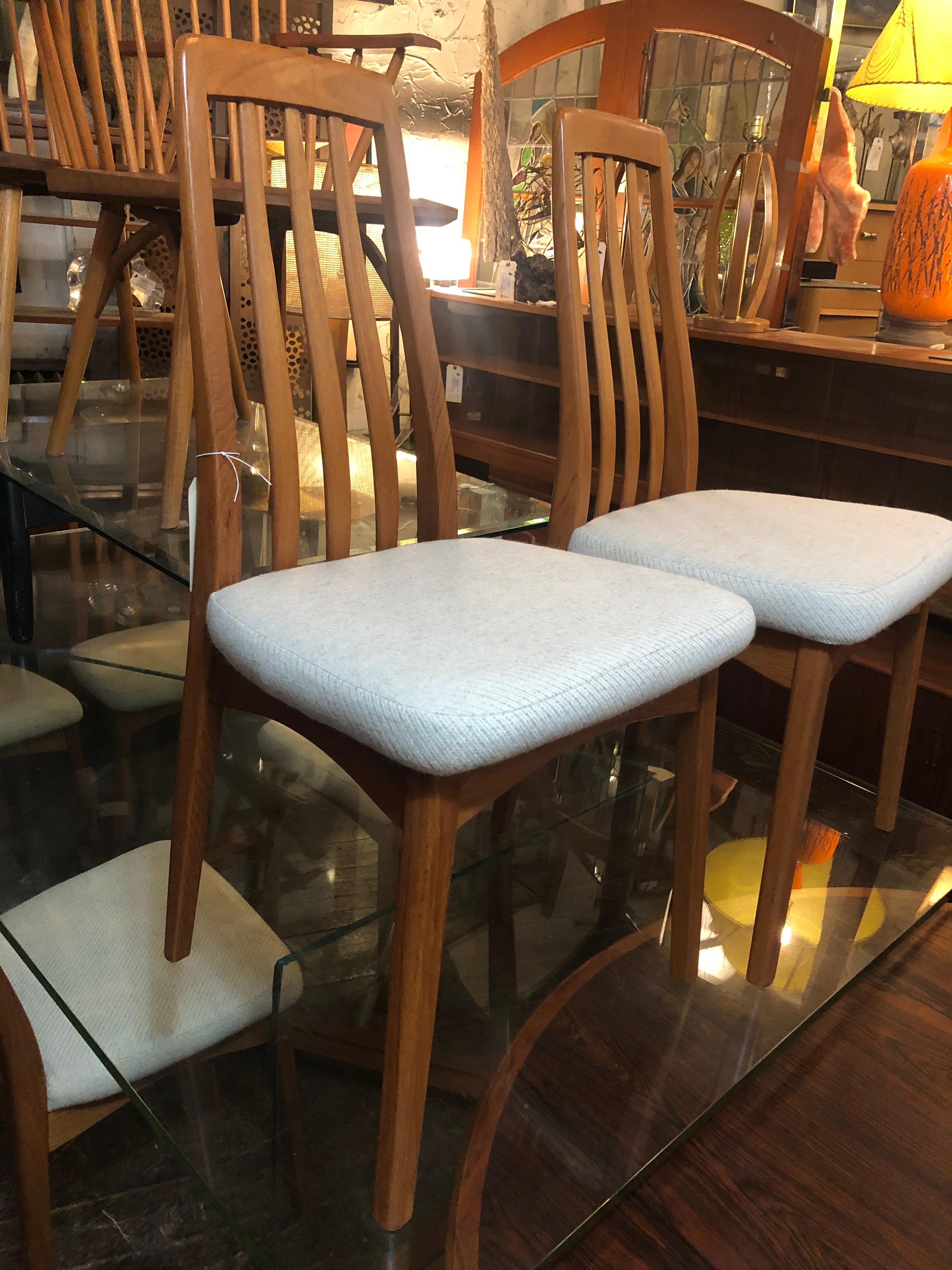 Set of six Danish mid-century slat chairs. Warm teak wood grain with off white cushions.
Please confirm item location (NY or NJ).
