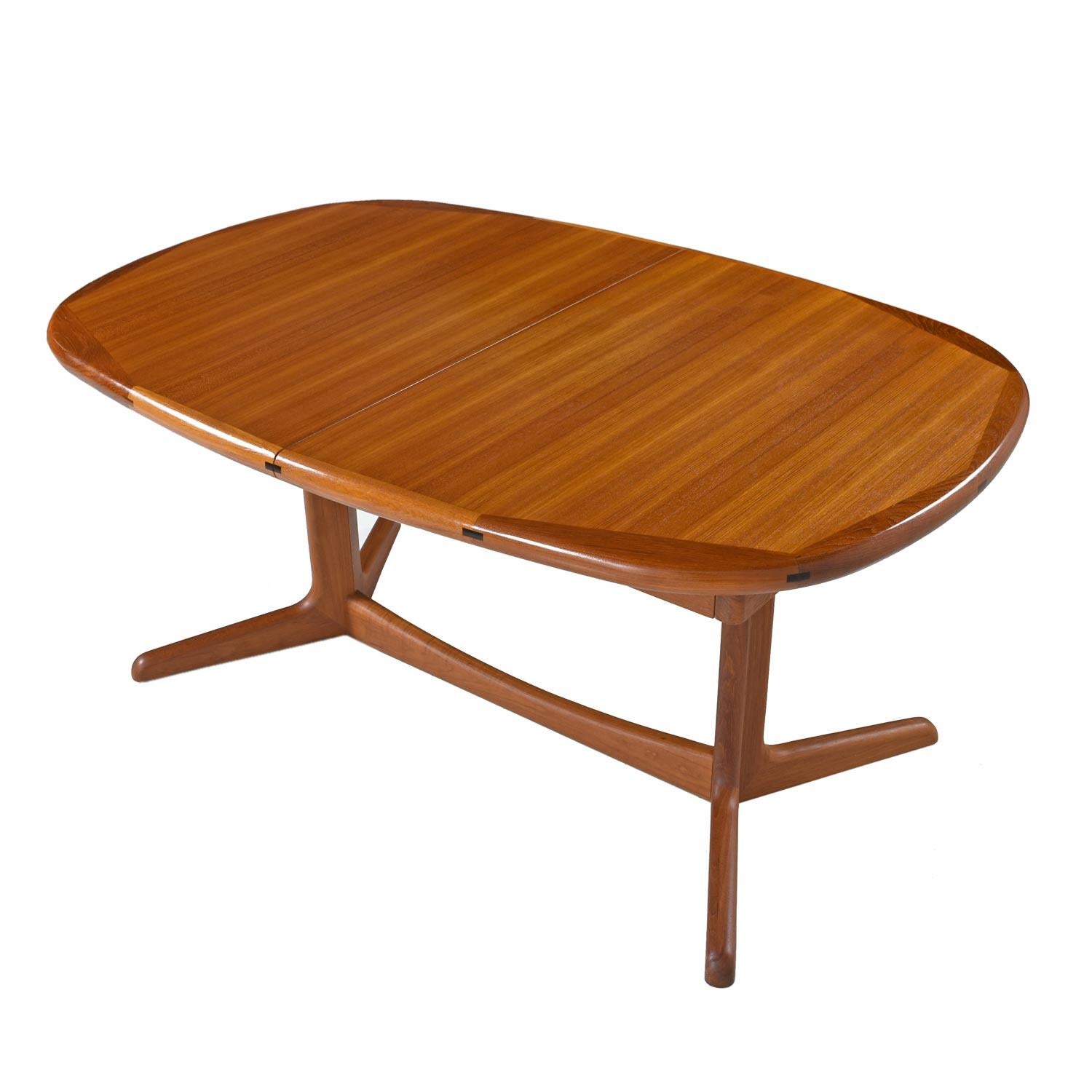 Vintage teak expanding dining table with two leaf inserts that can be stored inside. Made by Benny Linden Designs in Thailand. This versatile table allows one to customize the length by using the table at the smallest size, 62