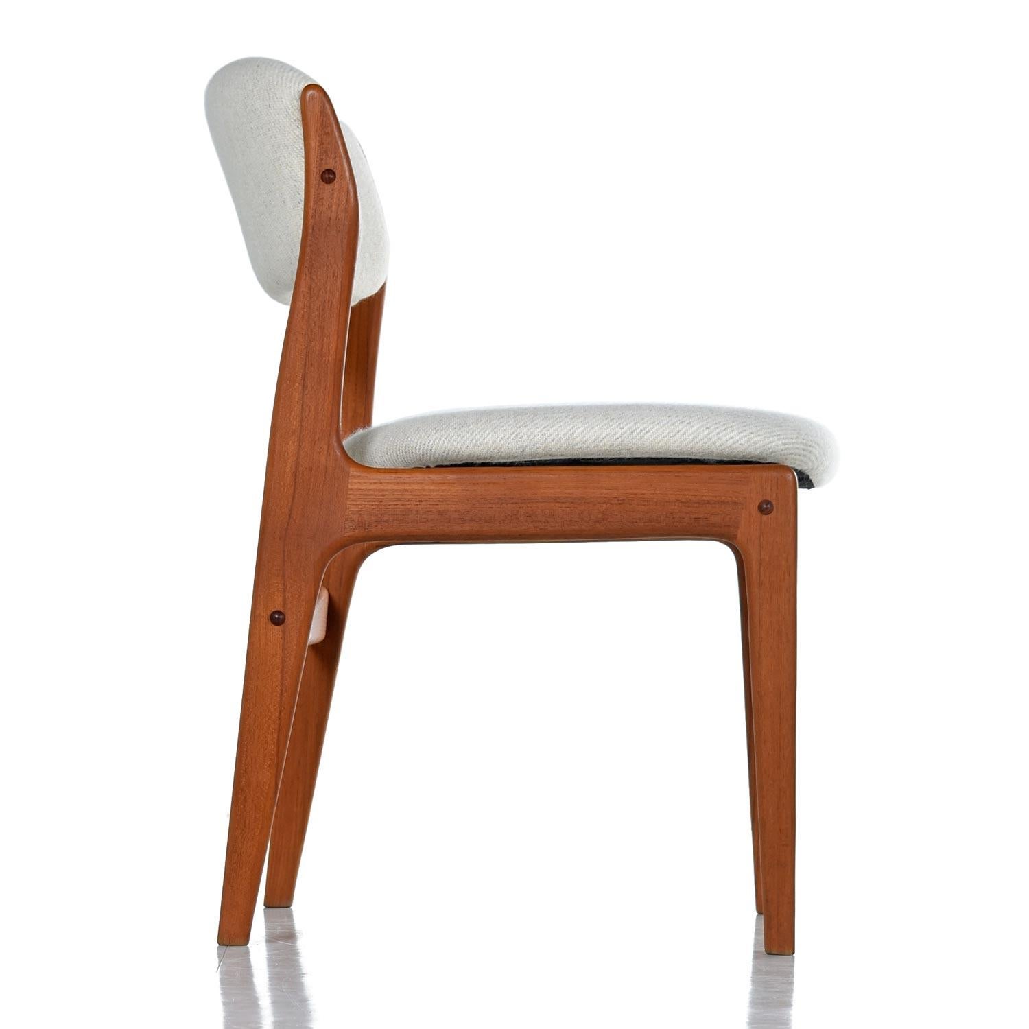 These Benny Linden solid teak, Danish modern, dining chairs are in great condition. This group consists of six arm-less side chairs in cream colored upholstery. The bright, lively cream color is perfect for contemporary coastal homes. The chairs are