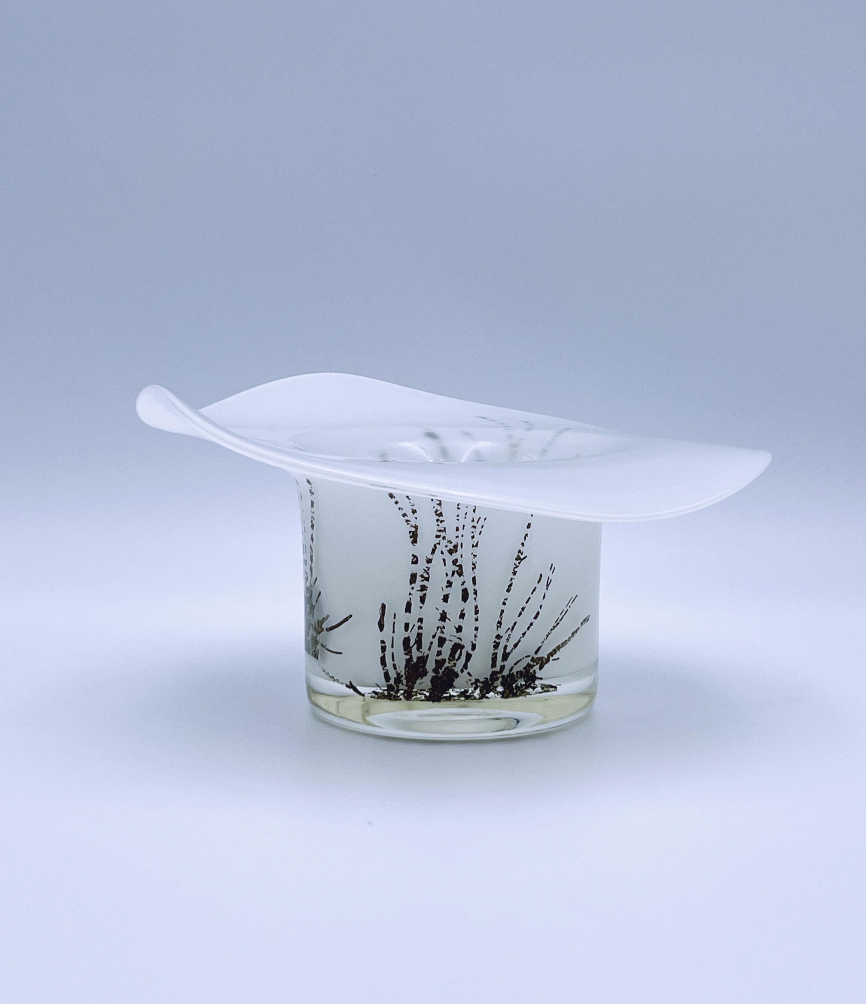 ICONA del design norvegese - Vaso in vetro artistico in stile metà secolo moderno / decorazione da tavolo / centrotavola progettato da Benny Motzfeldt ( Åsen 1909 - Oslo 1996) per PLUS Norway negli anni 1970/80, firmato / timbrato sotto BM PLUS