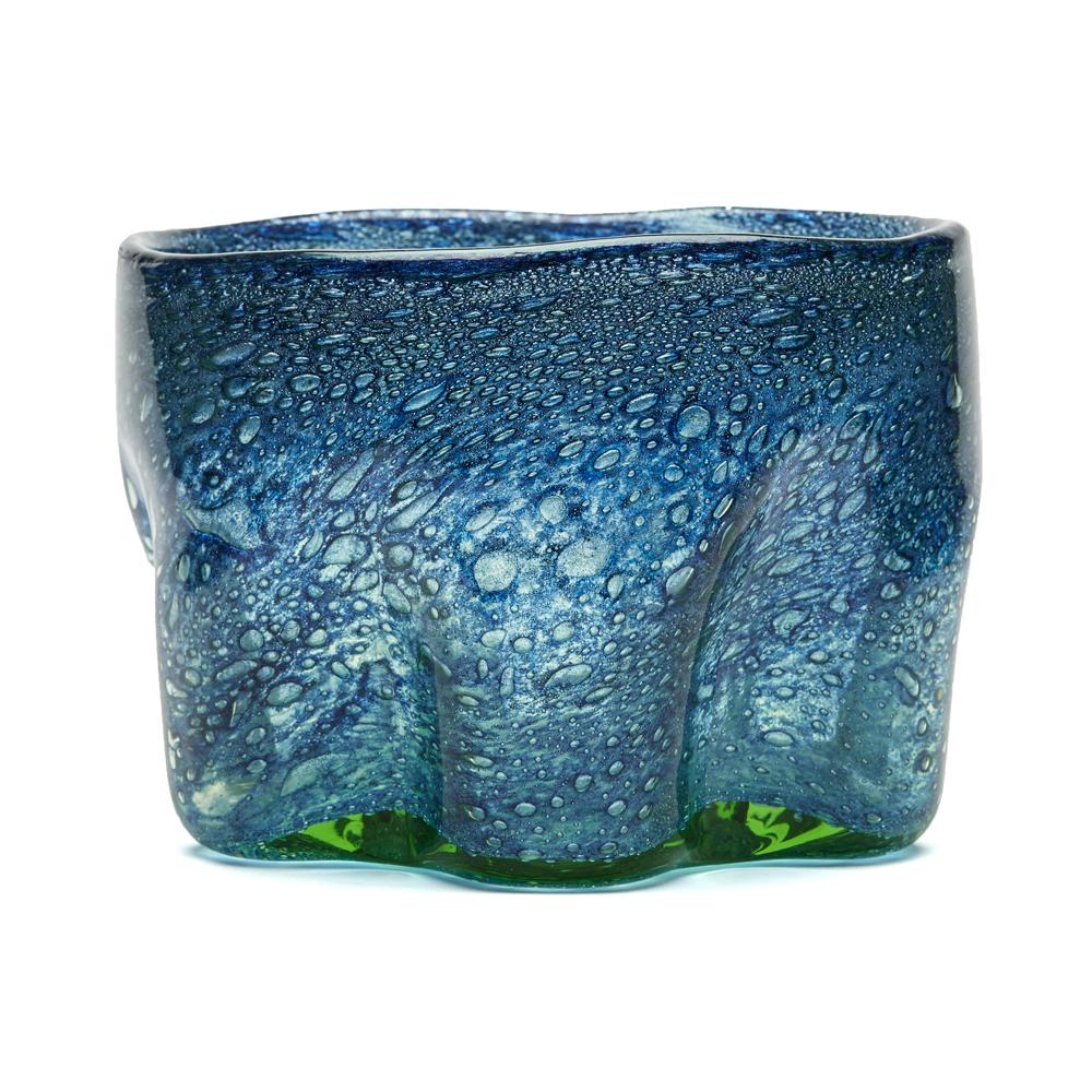 Eine ungewöhnlich geformte:: mundgeblasene Vintage-Kunstglasschale aus blauem Glas mit Blaseneinschlüssen und einem grün getönten Boden. Die abgerundete Schale hat ein gekniffenes Design:: das sechs untere Säulen bildet:: mit einem leicht konkaven