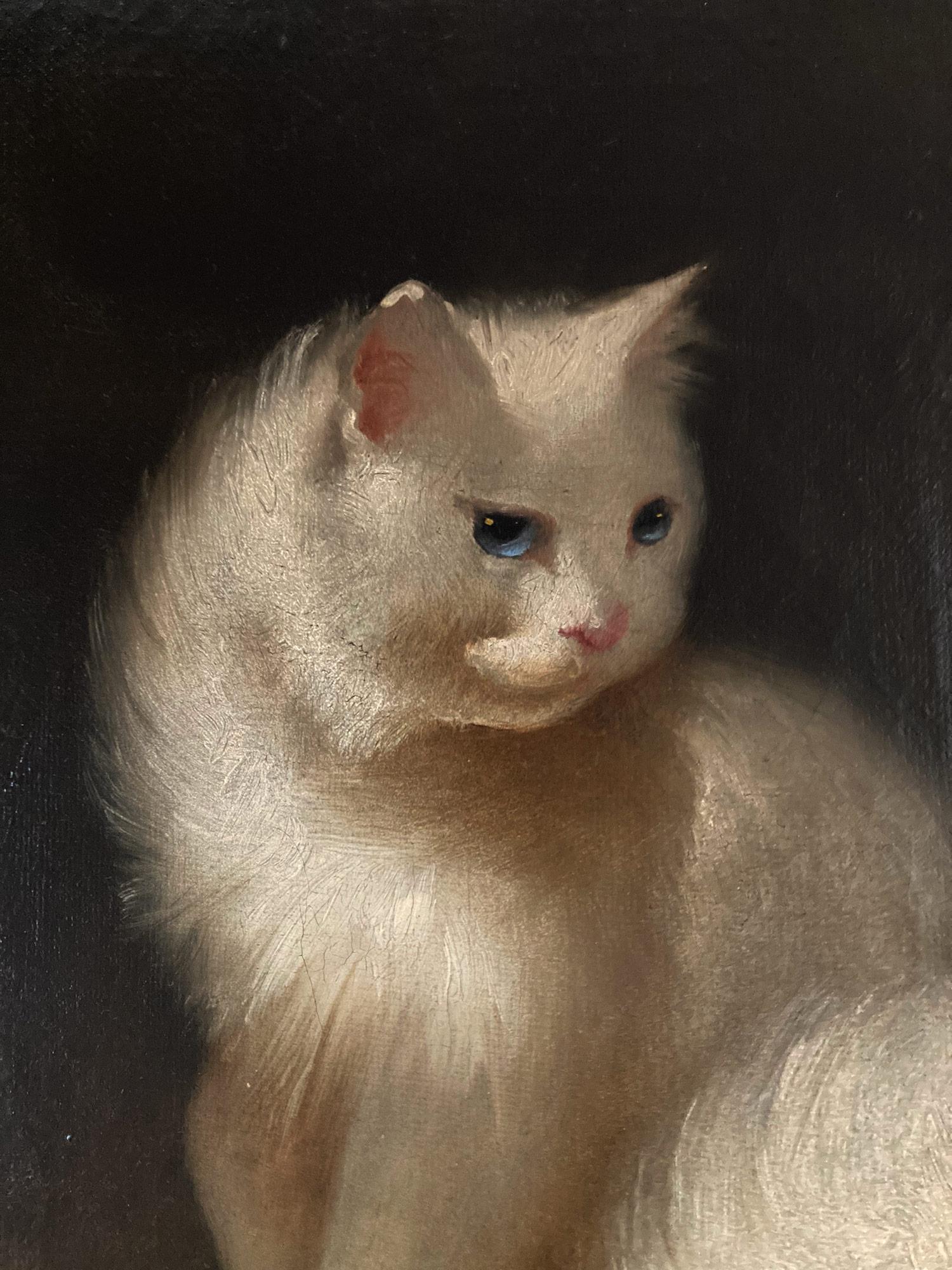 Questo pezzo raffigura due gatti persiani bianchi a pelo lungo in un ambiente naturale. I gatti sono posizionati su un prato ornato da piccoli fiori, tra cui grappoli di fiori rosa e delicati fiori bianchi. Lo sfondo è uno spazio scuro e indefinito