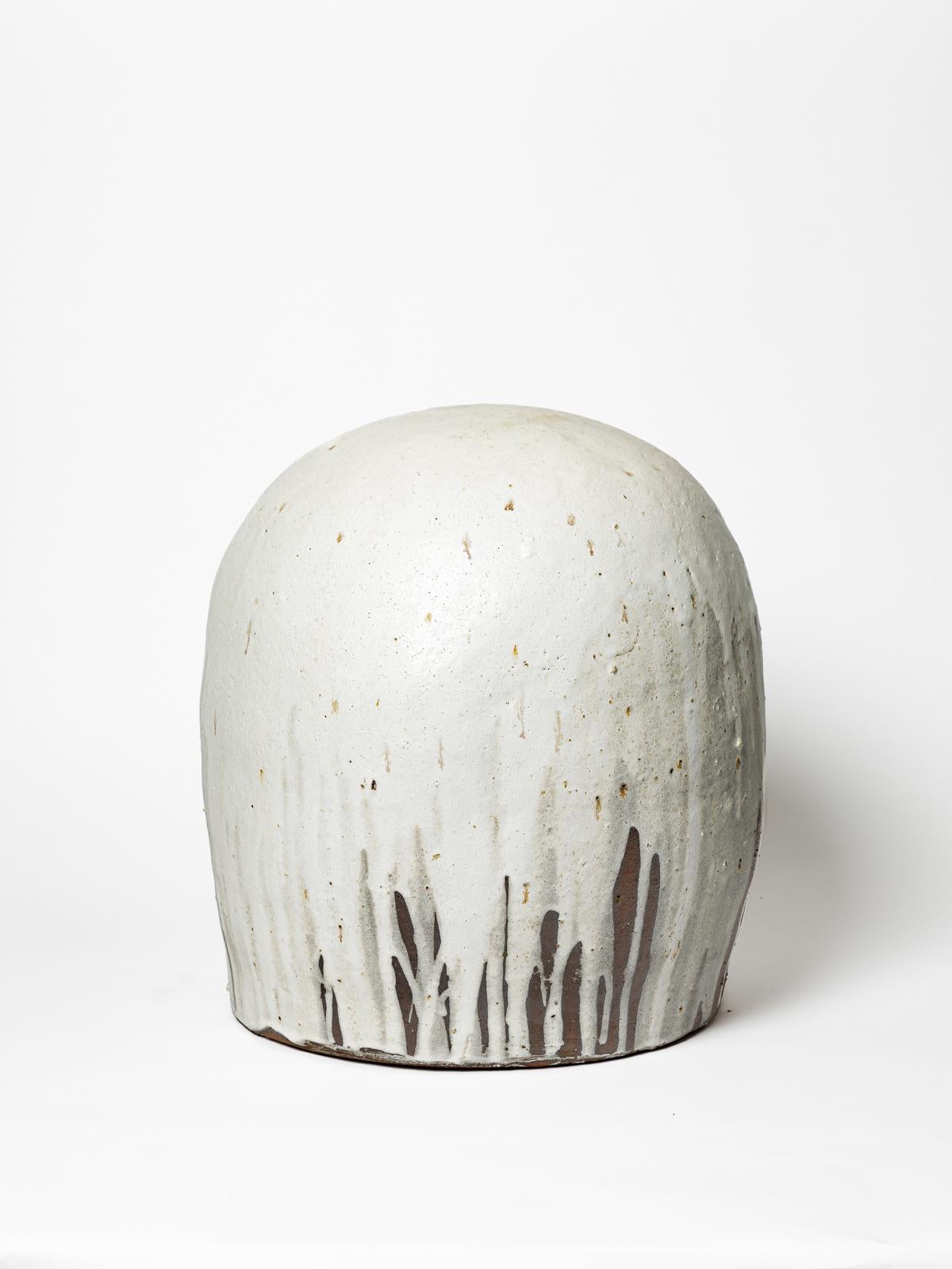 Benoit Audureau 


Grand tabouret en céramique en grès design du 21ème siècle par Benoit Audureau

pièce unique faite à la main

Couleurs des émaux céramiques gris et blancs

Condition originale parfaite.
Fissure d'origine sous la base - pas de