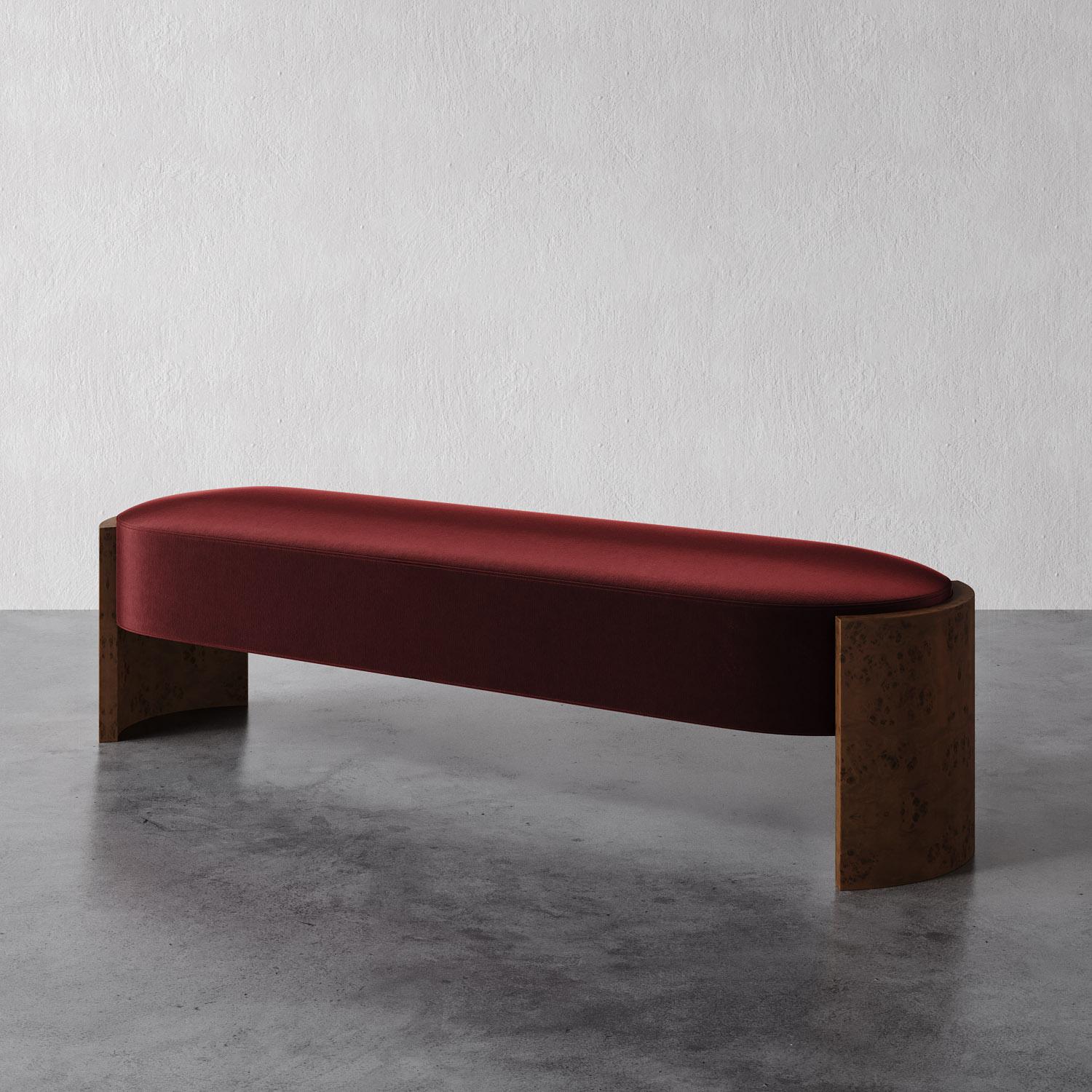 Le banc Benoit présente une forme incurvée polyvalente, parfaite pour un siège supplémentaire dans un salon ouvert ou comme pièce maîtresse dans un couloir. Ses magnifiques pieds incurvés en ronce de bois finie noyer épousent la profonde banquette,