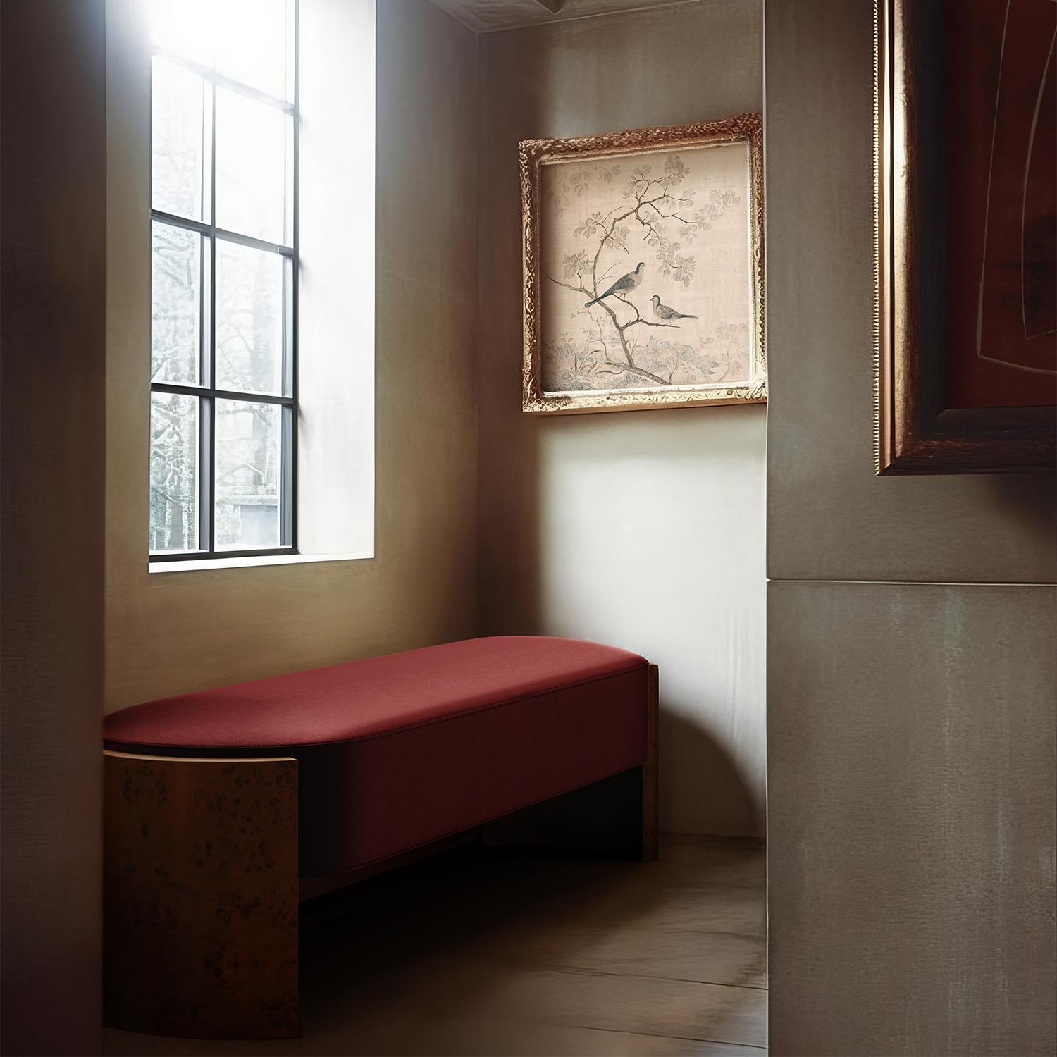 Cambodgien Banc Benoit en Vevelt de coton bourgogne (Walnut Burl)  par Christiane Lemieux en vente