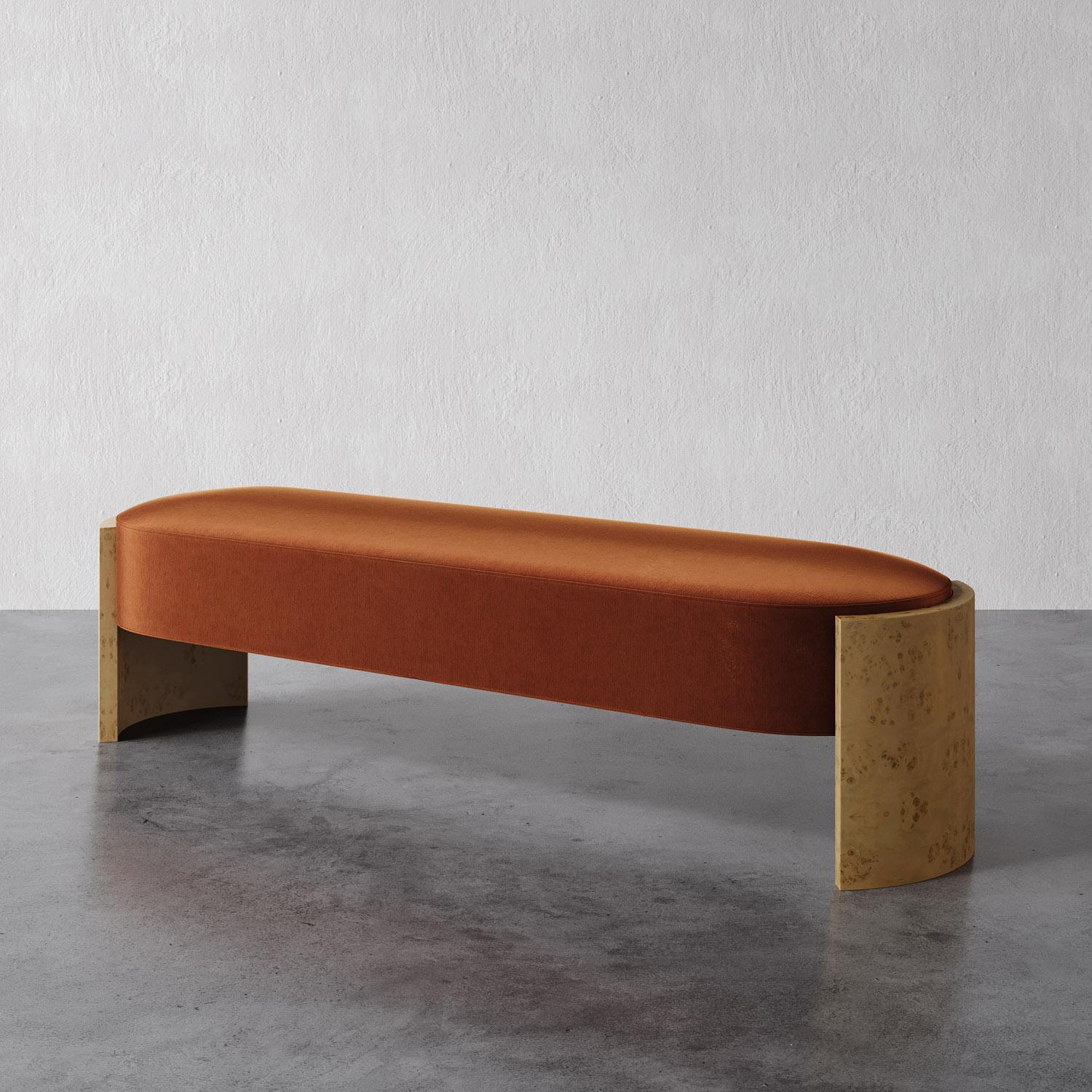 Le banc Benoit présente une forme incurvée polyvalente, parfaite pour un siège supplémentaire dans un salon ouvert ou comme pièce maîtresse dans un couloir. Ses magnifiques pieds incurvés en ronce d'érable épousent la profonde banquette, qui est