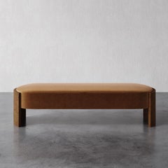 Banc Benoit en velours Performance Nutmeg (Walnut Burl)  par Christiane Lemieux