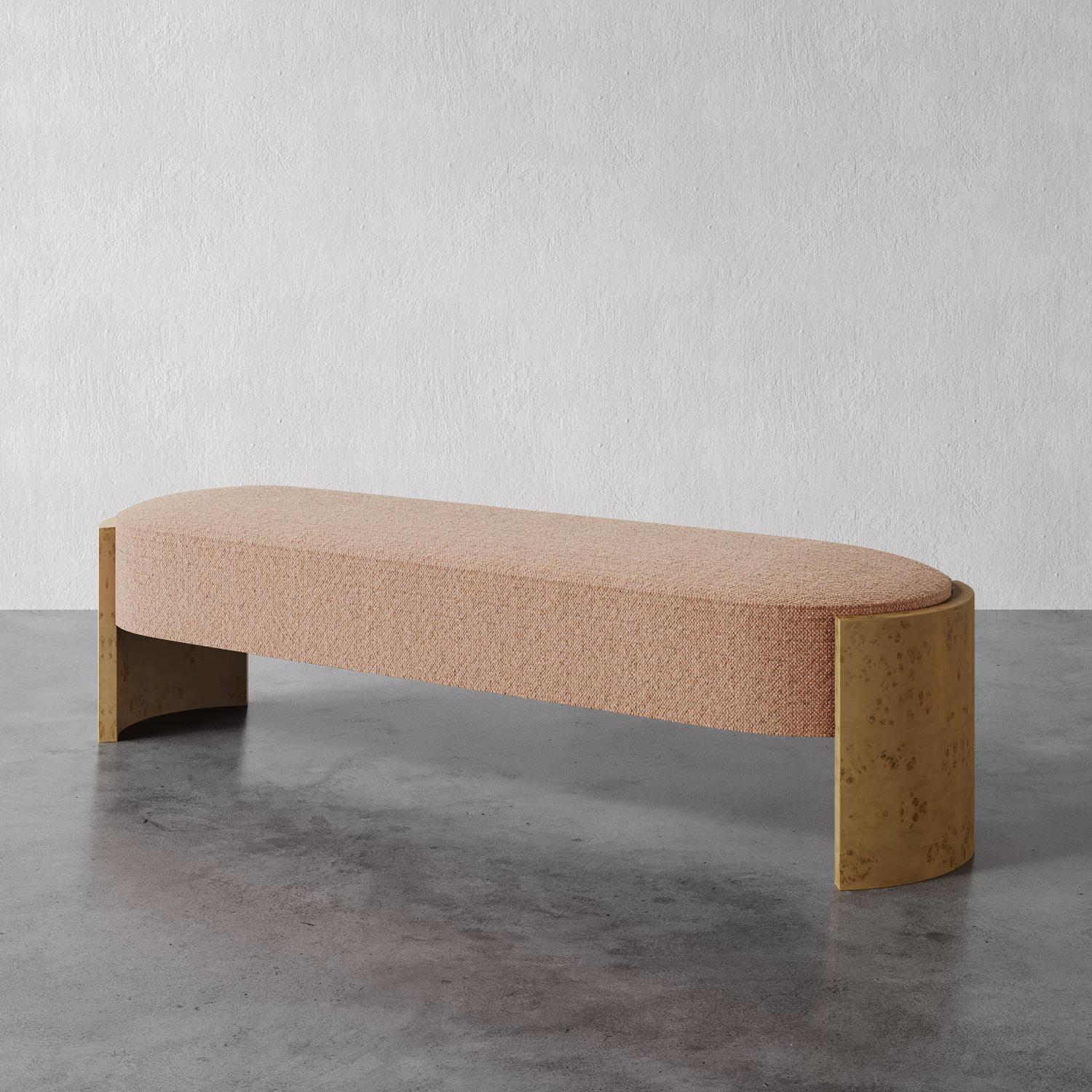 Le banc Benoit présente une forme incurvée polyvalente, parfaite pour un siège supplémentaire dans un salon ouvert ou comme pièce maîtresse dans un couloir. Ses magnifiques pieds incurvés en ronce d'érable épousent la profonde banquette, qui est