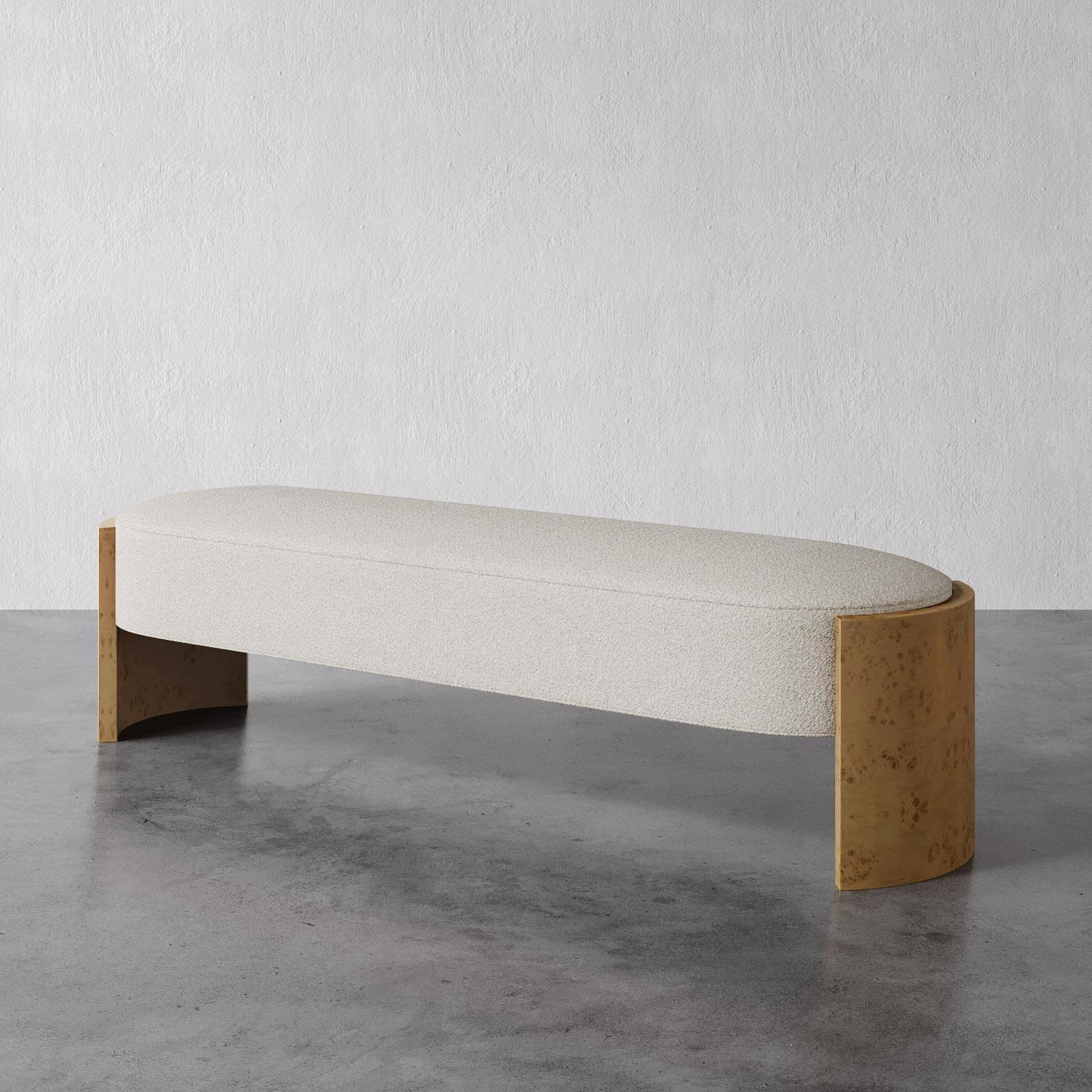 El Banco Benoit tiene una versátil forma curvada, perfecta como asiento adicional en un salón diáfano o como pieza central en un pasillo. Sus preciosas patas curvadas de madera de arce abrazan el profundo asiento corrido, que se ofrece en una