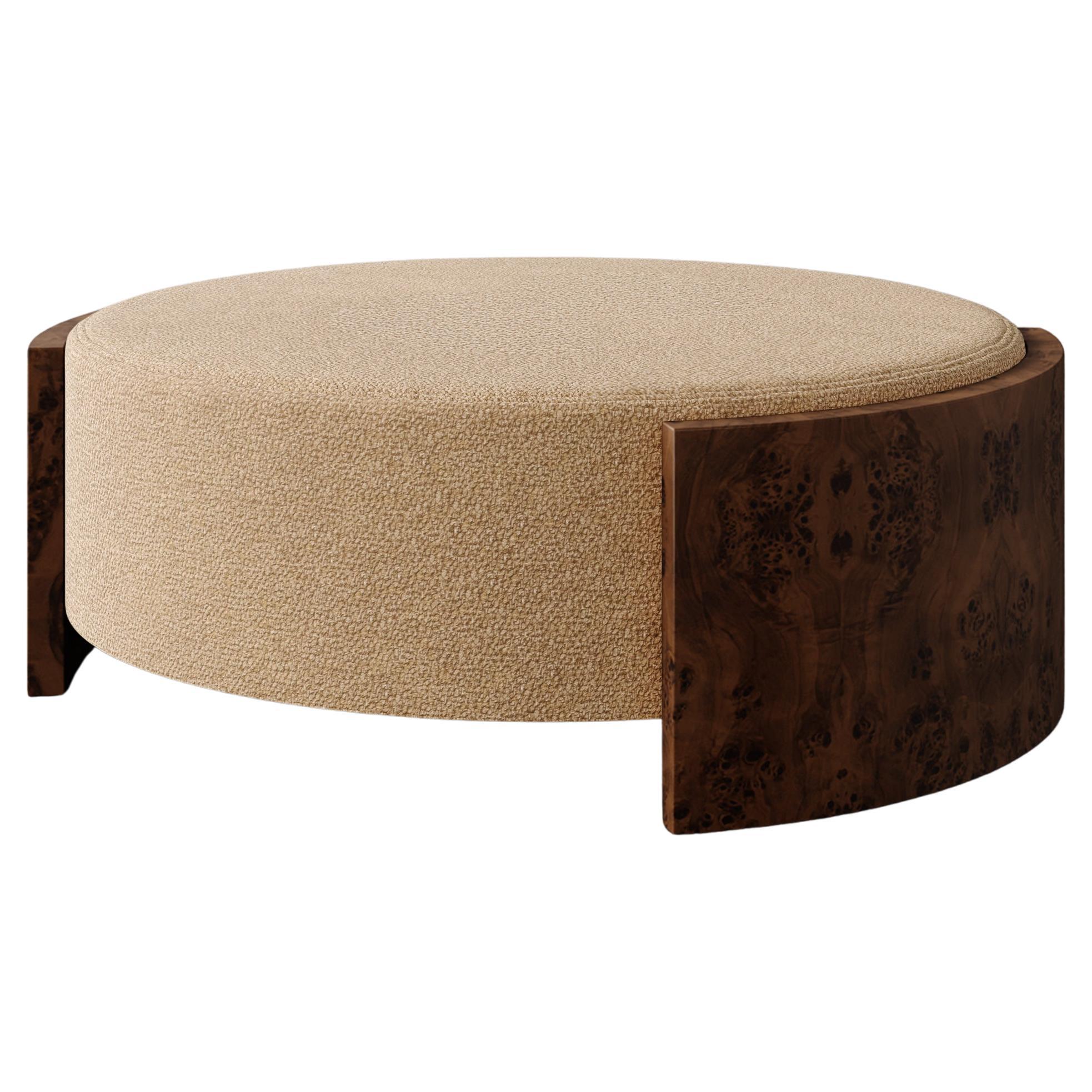 Tavolino-pouf Benoit Burl nella collezione Luxe Berbers / Bouclés di Christiane Lemieux