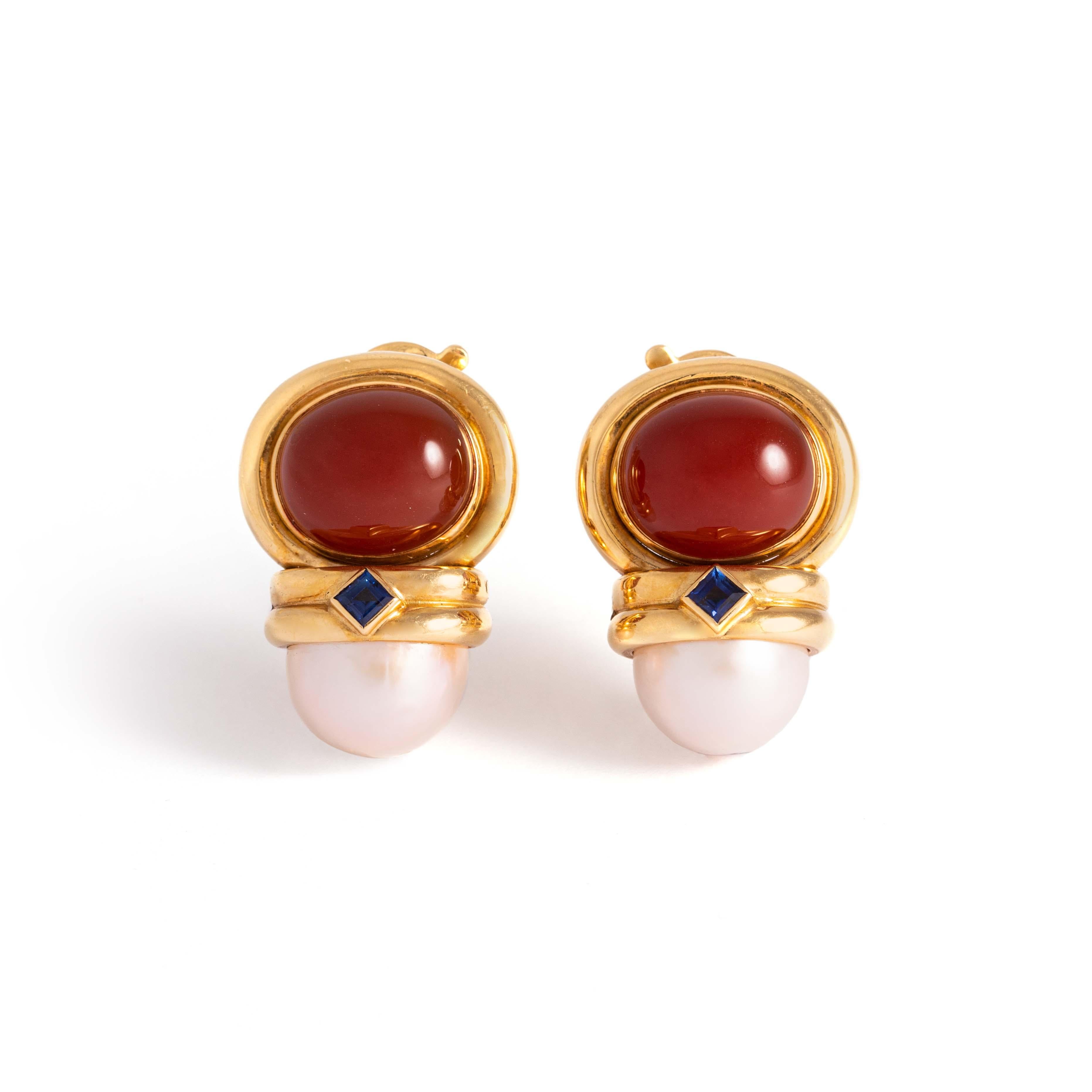 Benoit de Gorski. Pair of 18K earrings with cabochon-cut carnelians, blue stones and cultured pearls. Signed Benoit de Gorski, GENEVE.
Dimensions: 2.70 centimeters x 2.00 centimeters. 
Gross weight: 30.72 grams.