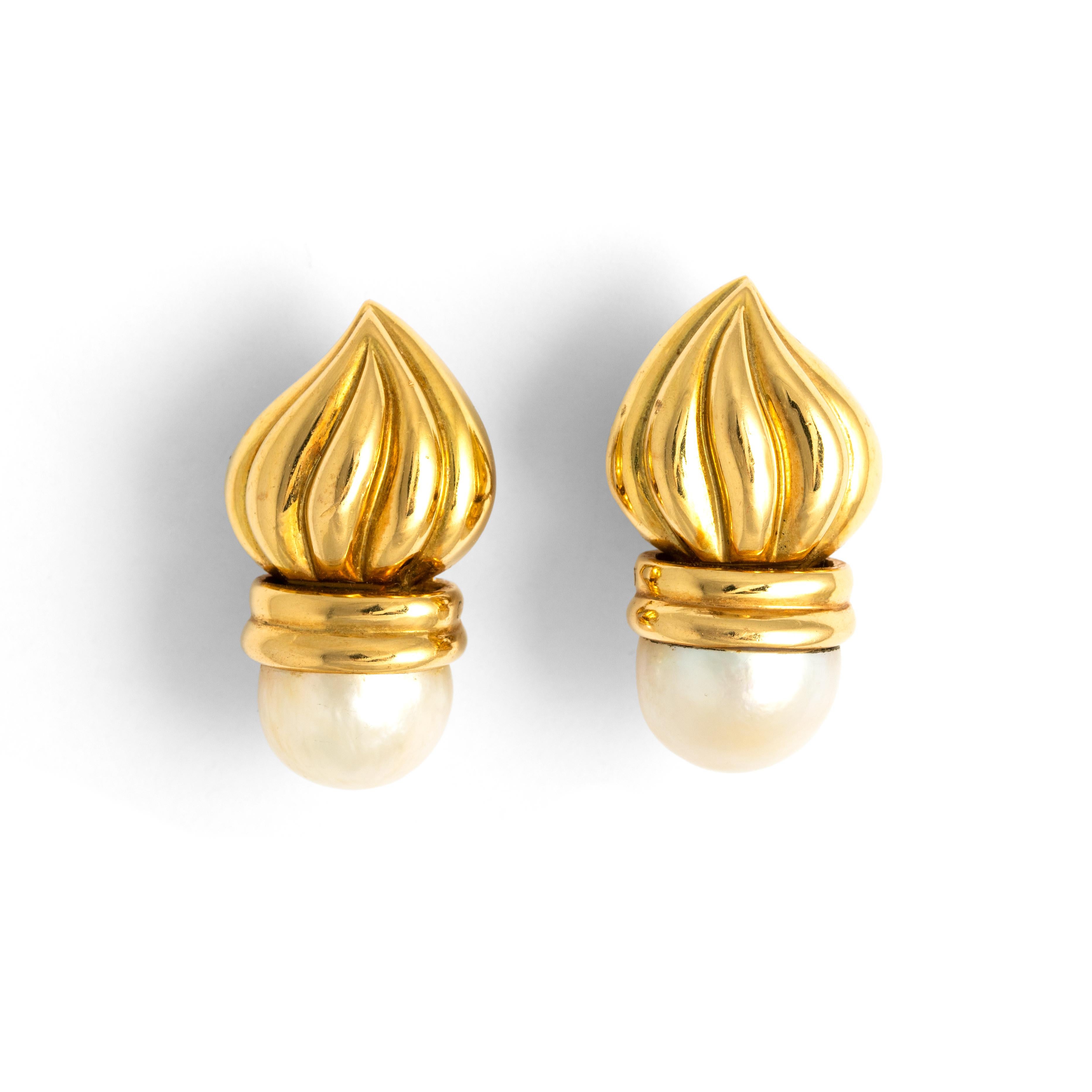 Benoit de Gorsky Yellow Gold 18K Pearl Earclips.
Width: maximum 2.00 centimeters.
Height: 3.50 centimeters.
Total weight: 45.73 grams.