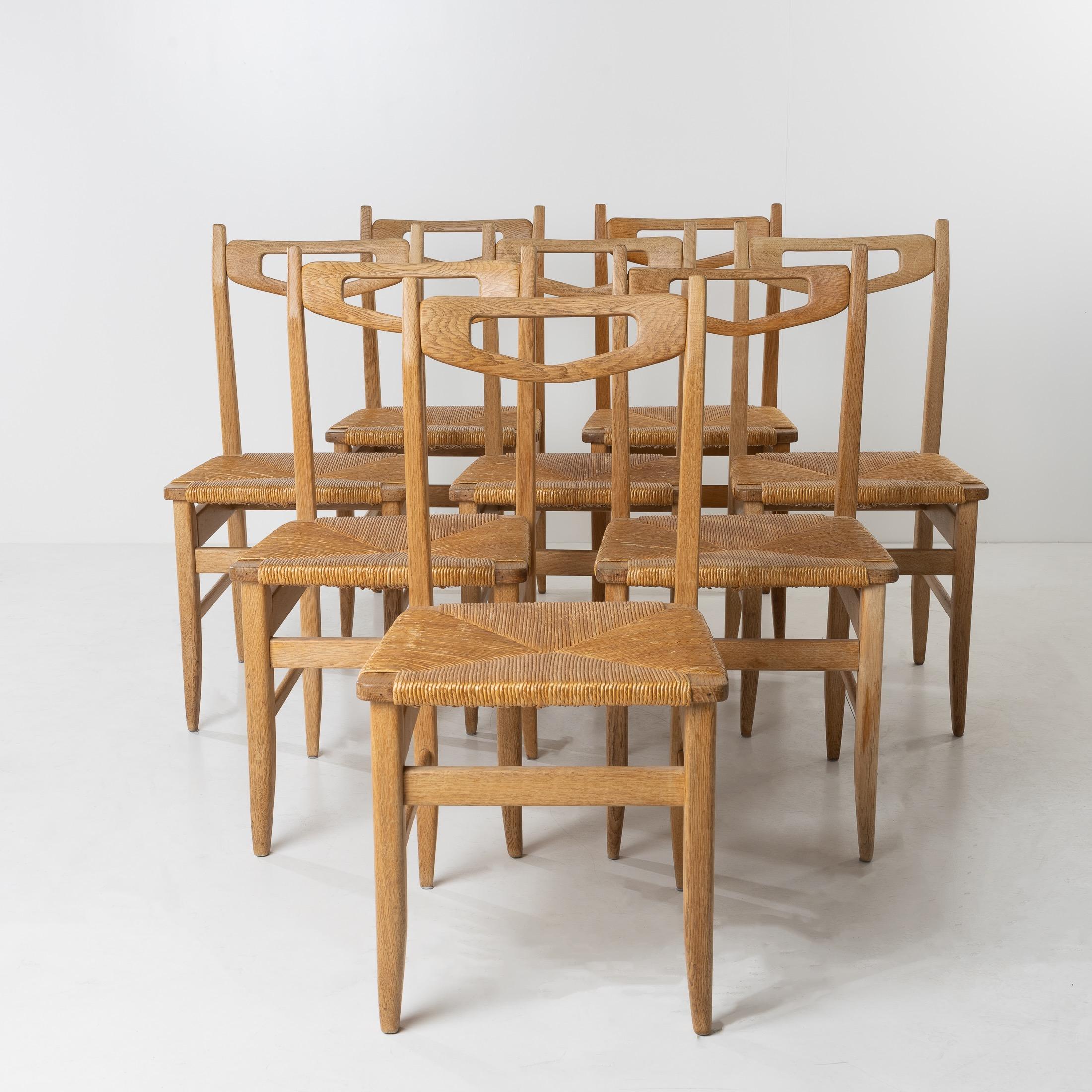 Beautiful set of 8 oak dining chairs.
The seat in straw caning.
Entirely assembled in the traditional way, the construction and the way the seat is 