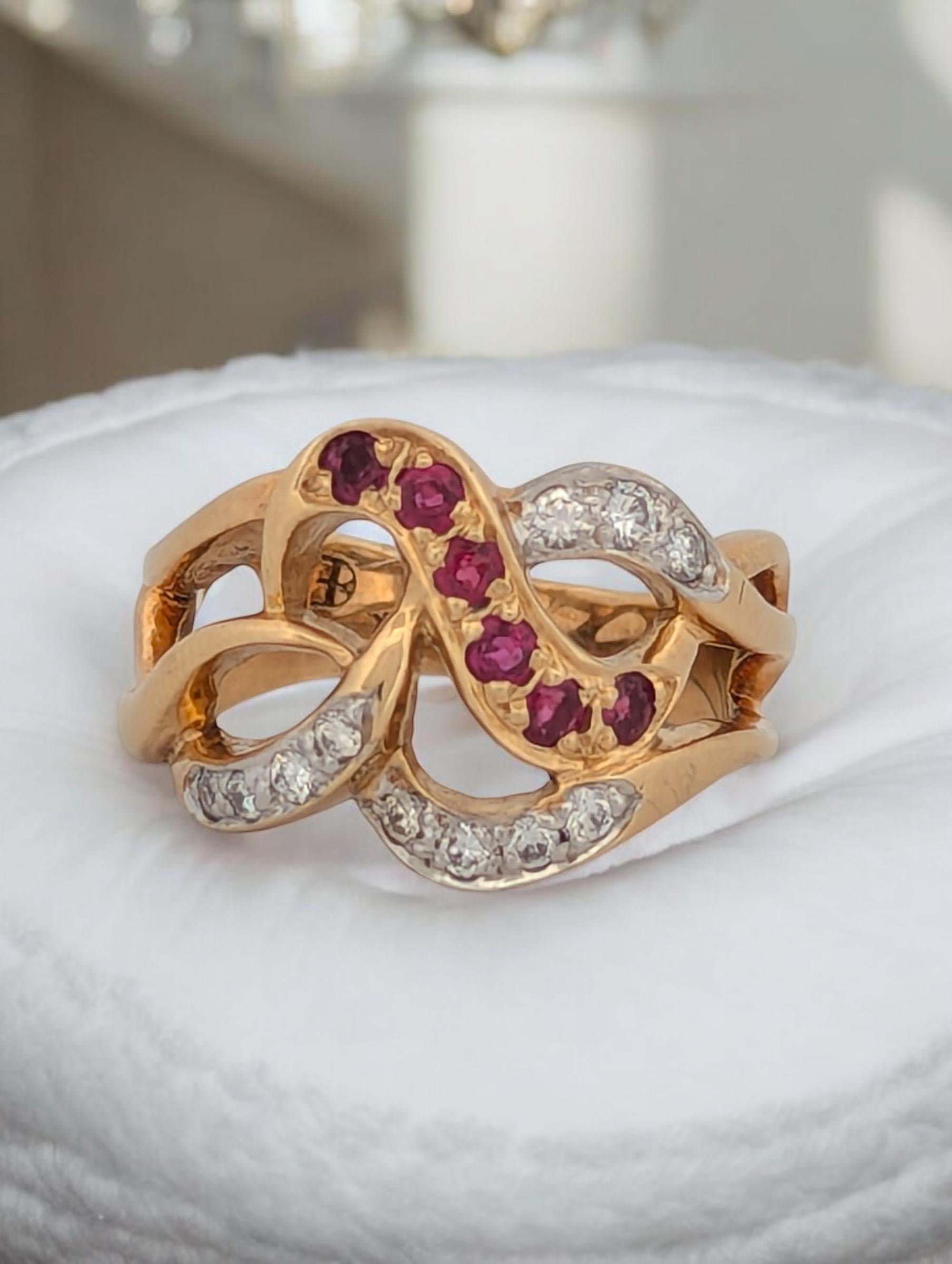 La bague Benoite est une pièce étonnante et luxueuse réalisée en or jaune 14 carats, présentant une combinaison éblouissante de rubis naturels et de diamants. Ce design audacieux réunit des pierres précieuses d'un rouge ardent et un éclat brillant,