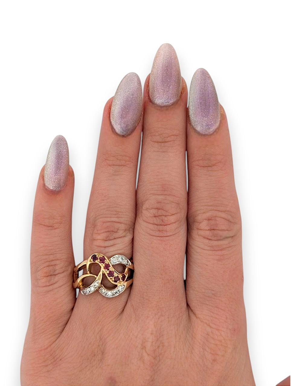 Moderne Bague Benoite rubis diamant, or jaune 14 carats avec rubis et diamants naturels en vente