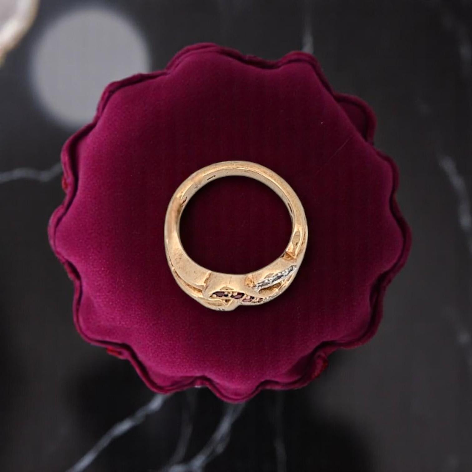 Perle Bague Benoite rubis diamant, or jaune 14 carats avec rubis et diamants naturels en vente