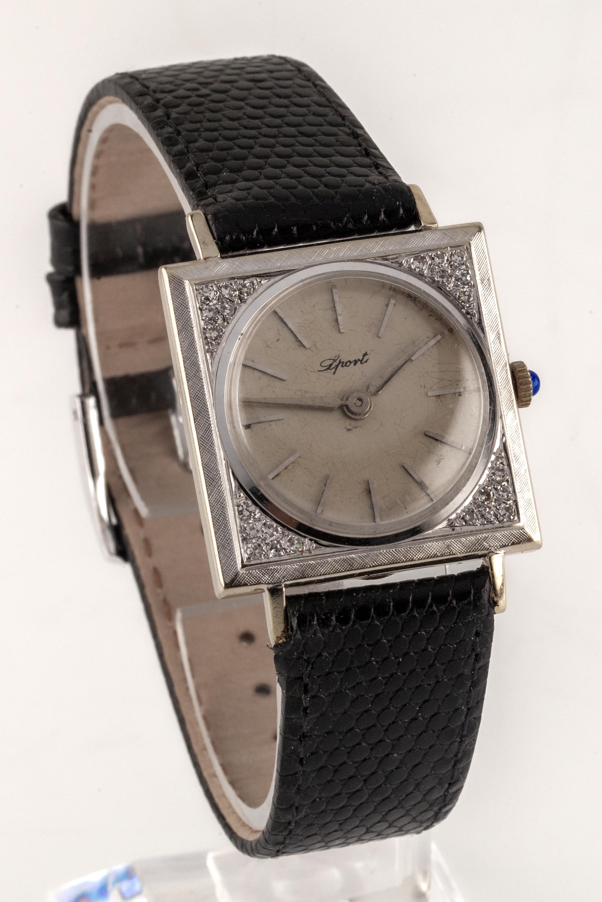 Benrus Montre carrée pour femme en or blanc 14 carats avec accents de diamants FY33

Modèle #FY33
Mouvement #1525.1526
Cas n° 6079.F89903

Boîte carrée en or blanc 14k avec accents de diamants
27 mm de large (30 mm avec couronne en cabochon de