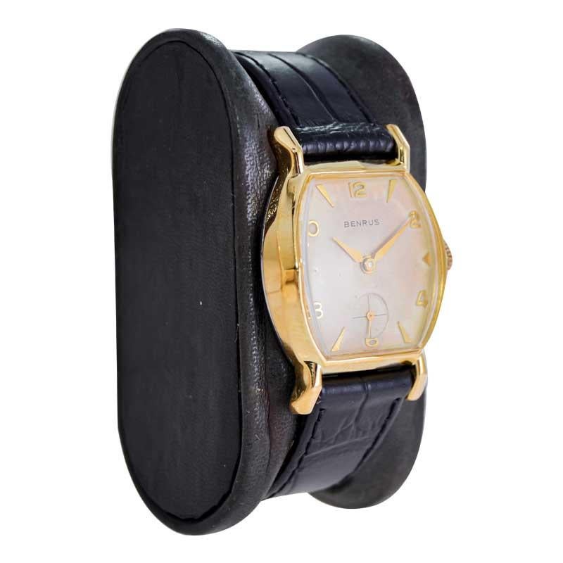 Art déco Benrus Montre Art Déco en forme de tortue remplie d'or jaune avec cadran oiginal, années 1940 en vente