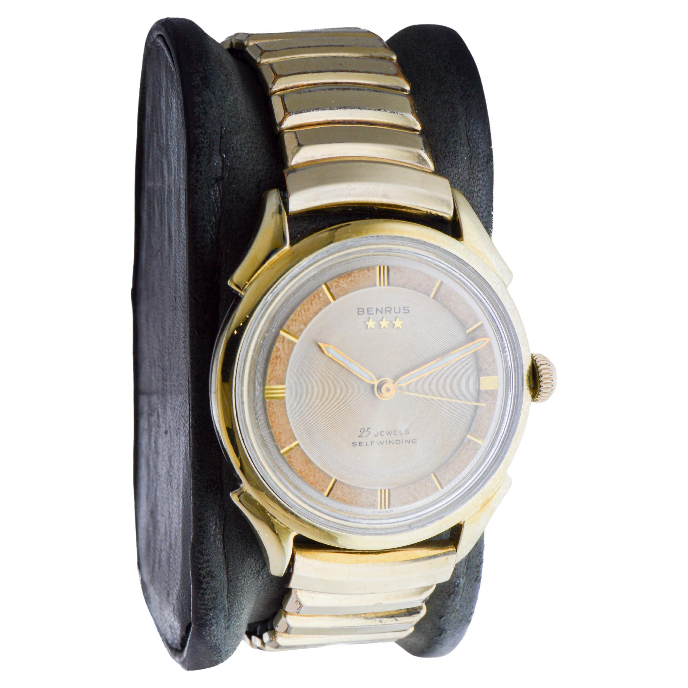 USINE / MAISON : Benrus Watch Company
STYLE / RÉFÉRENCE : Art Déco / Rond 
METAL / MATERIAL : Rempli d'or jaune
CIRCA / ANNÉE : années 1950
DIMENSIONS / TAILLE : Longueur 40 mm 
