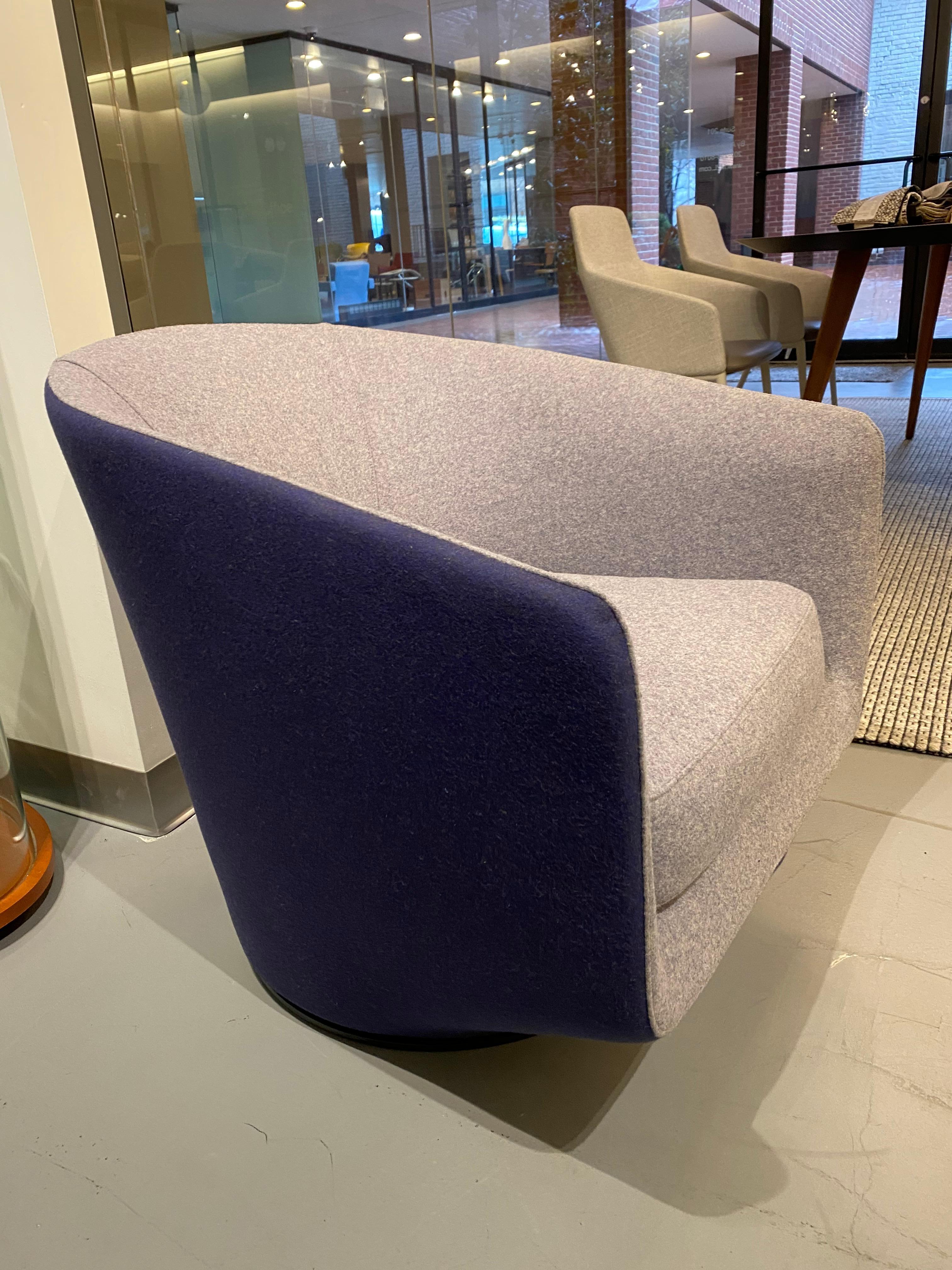 A modern spin on the classic club chair. The U Turn combines luxurious comfort with a tailored look.
U TURN SWIVEL CHAIR
COM: INSIDE SEAT DIVINA MD
733/OUTSIDE SEAT DIVINA MD 773
Seat Cushion: Multi-density structural foam
Swivel base: