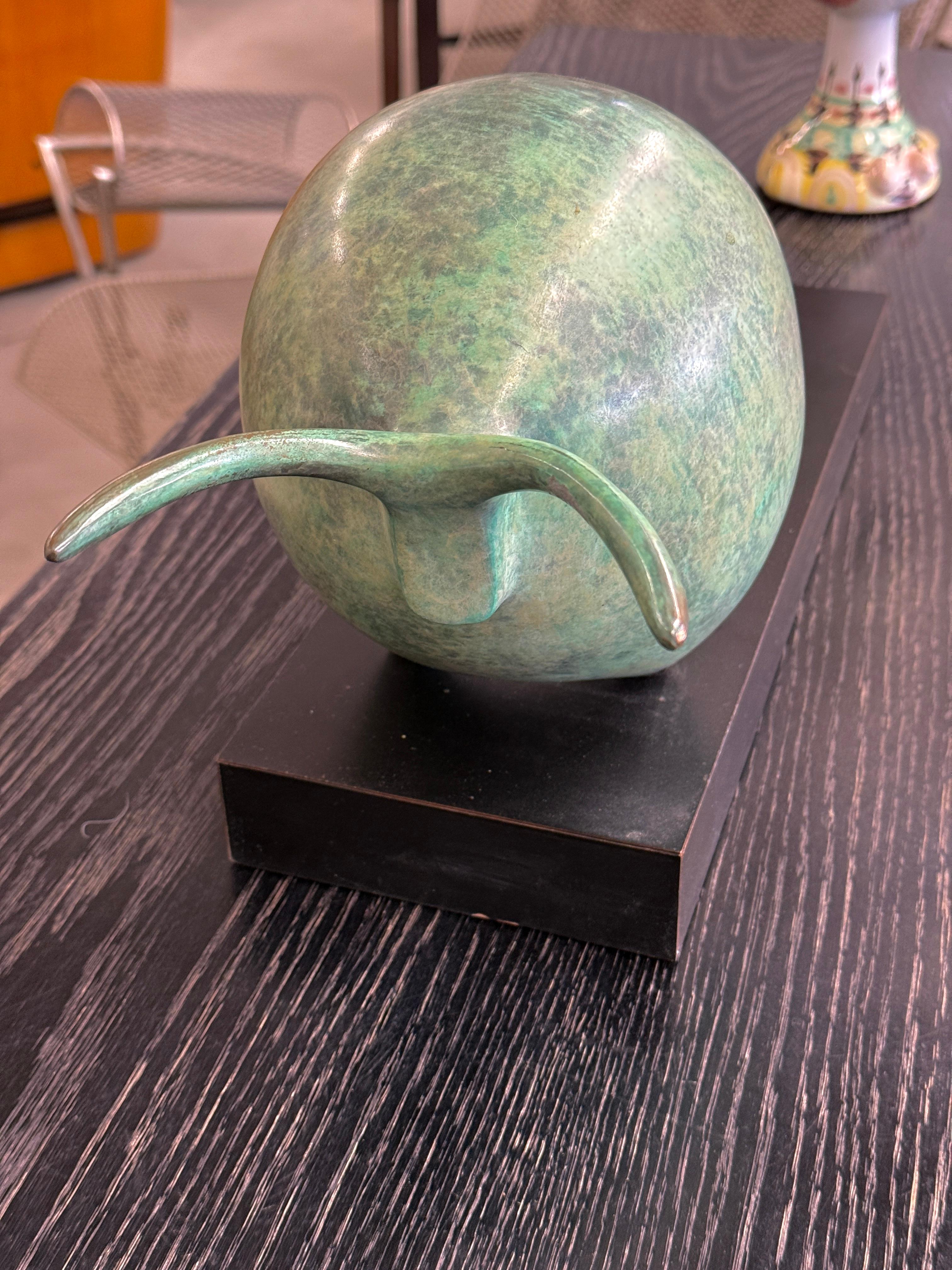 Un meraviglioso toro in bronzo del noto artista israeliano Itzik Ben Shalom o Benshalom. È firmato e datato 1993 sul bronzo stesso e sotto la base su cui è montato. È contrassegnato con #926 Bull #4 4/9 e 1993 Israel.  La base in Wood è ricoperta da
