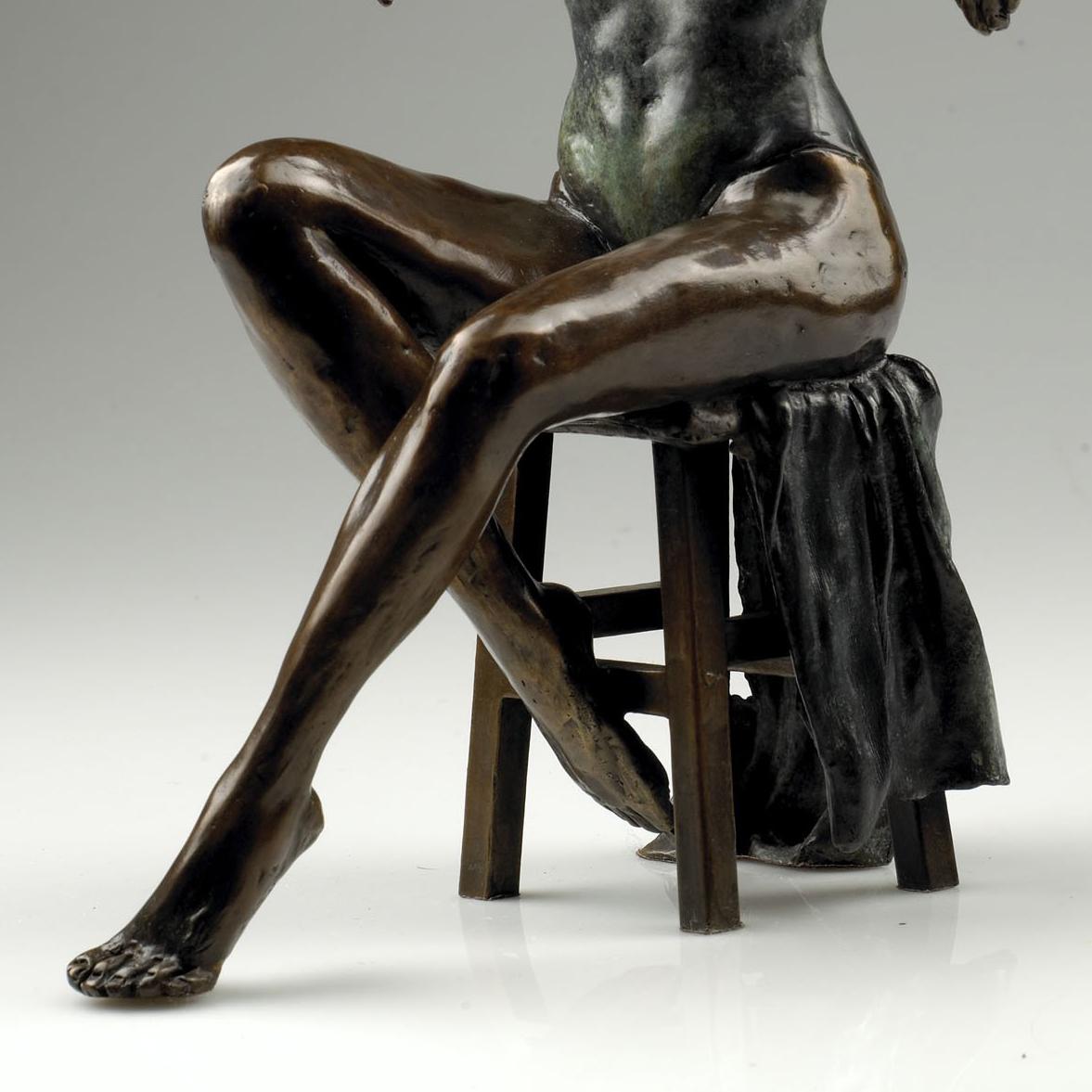 Bronze Figurative Ballerina 'Tanzer sitzend sitzend, ruhend in Barre' Braun & Grün  (Realismus), Sculpture, von Benson Landes