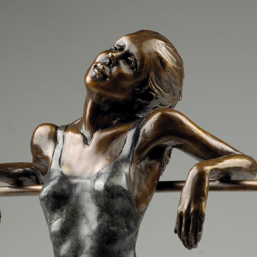 Bronze Figurative Ballerina 'Tanzer sitzend sitzend, ruhend in Barre' Braun & Grün  (Gold), Nude Sculpture, von Benson Landes