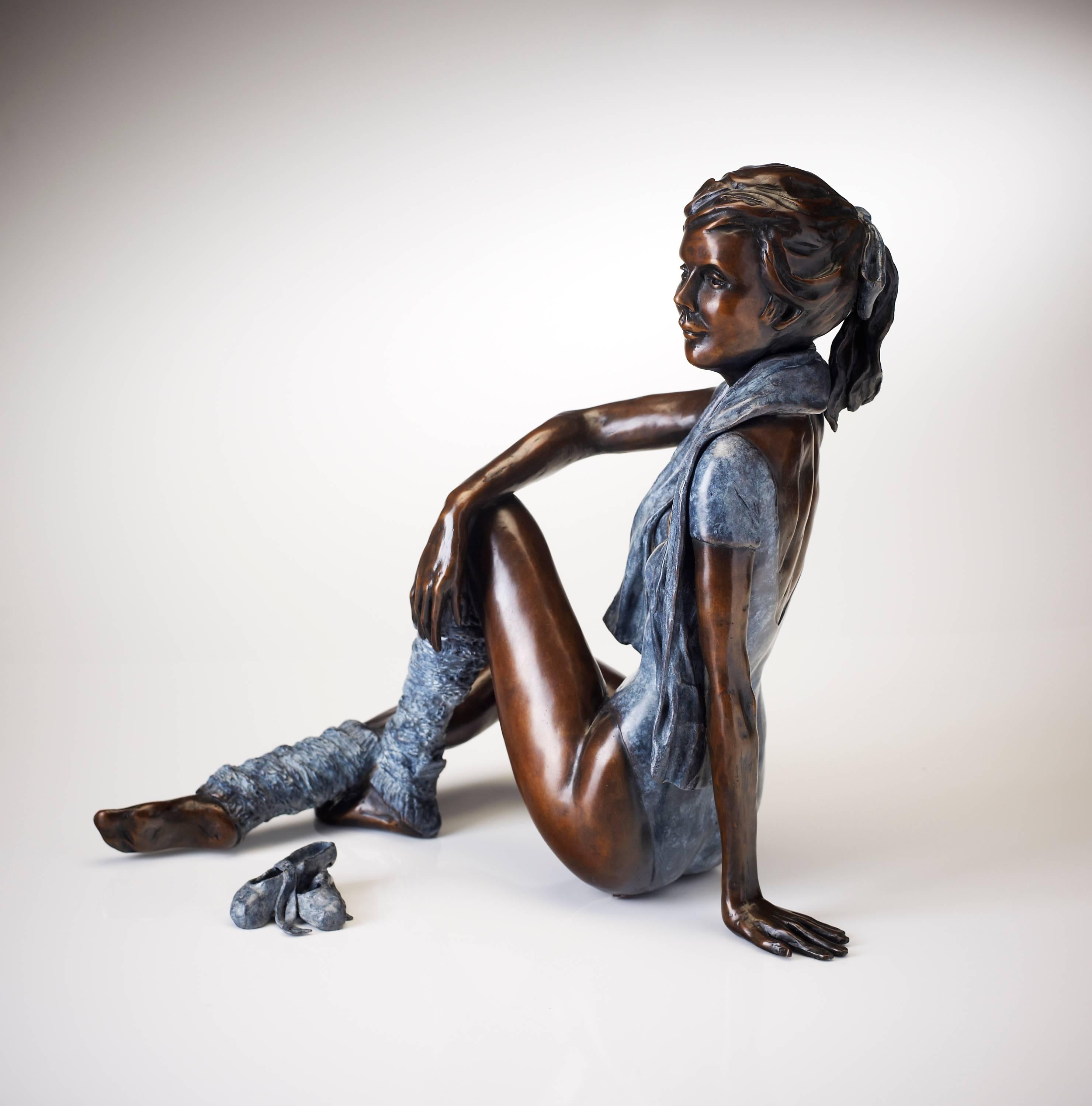 Bailarina de Ballet Contemporánea Figurativa de Bronce 'Actitud' Azul y Marrón - Sculpture Contemporáneo de Benson Landes
