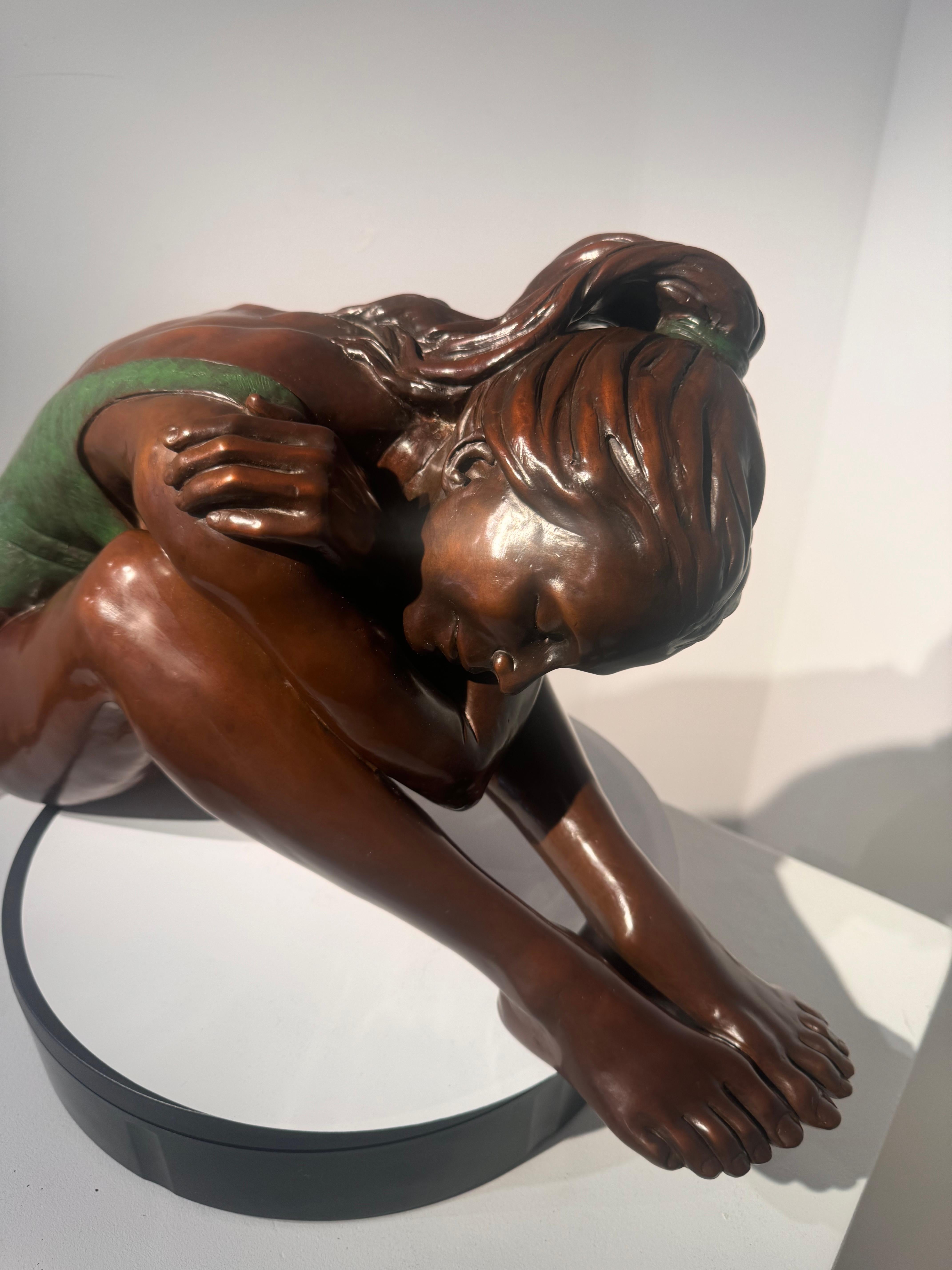 Zeitgenössische Bronze-Skulptur einer Ballerina, Olympiade, Figurativ, Frau, Tanz (Gold), Figurative Sculpture, von Benson Landes