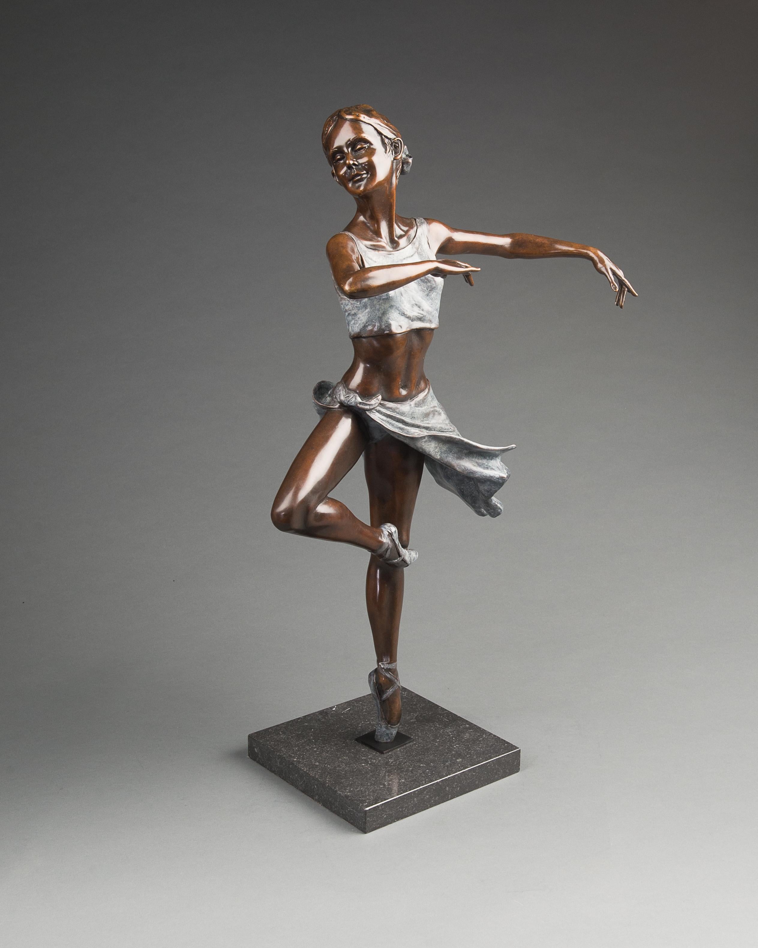 Pirouette. A bronze sculpture of an elegant ballet dancer by Benson Landes 2