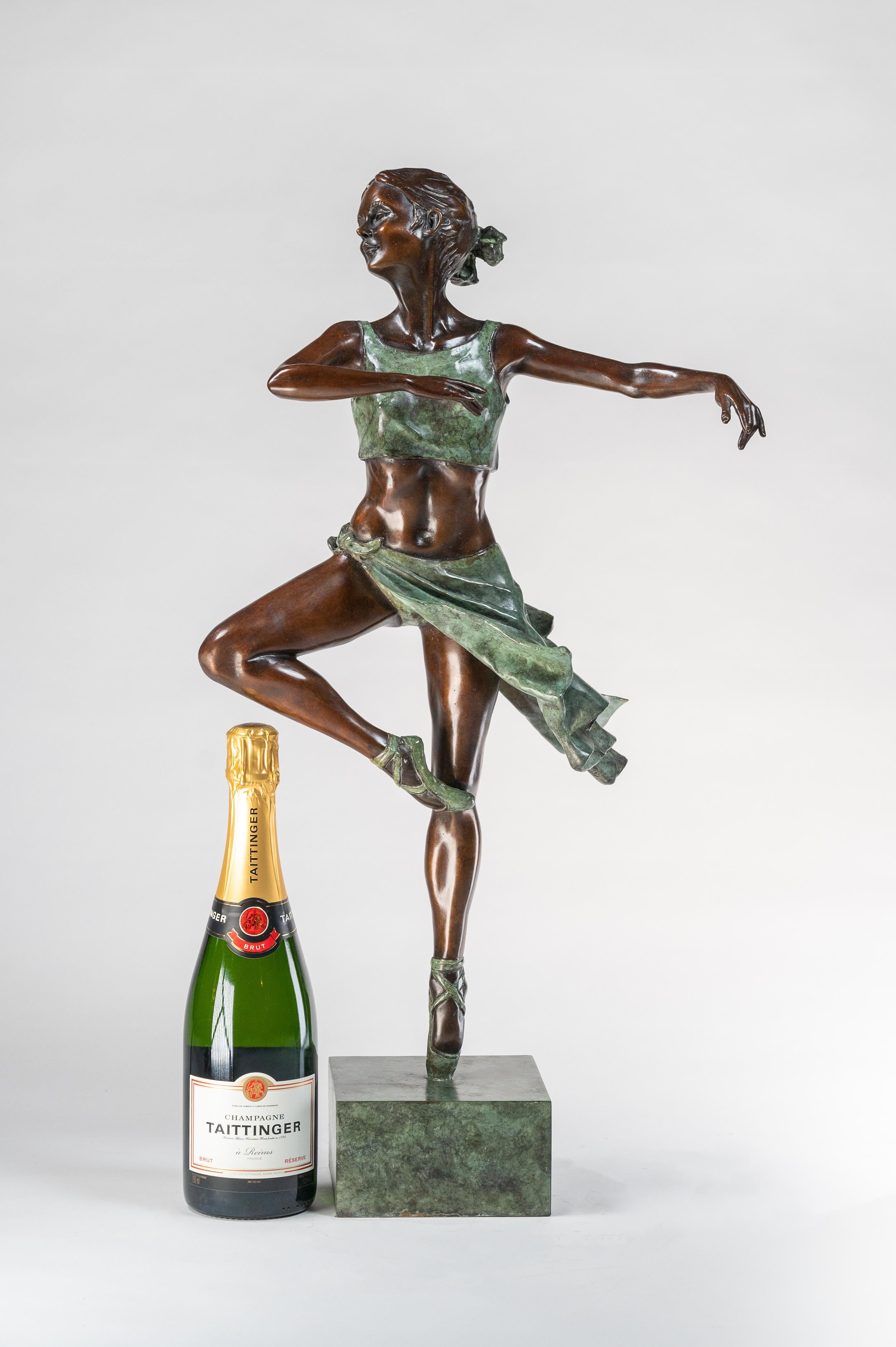 'Pirouette' Escultura Contemporánea de Bronce de una Bailarina Bailando, verde, figura 5