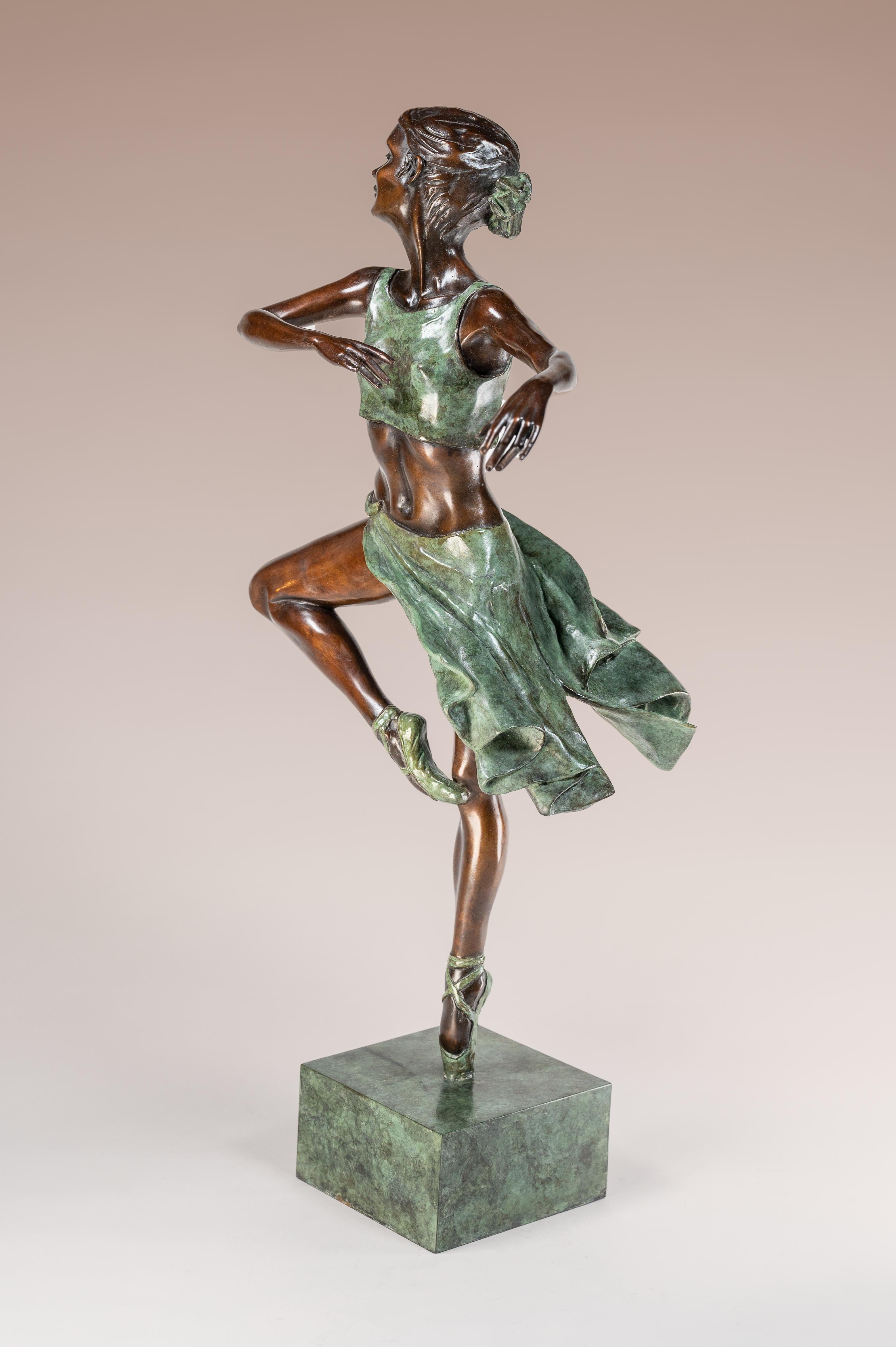 'Pirouette' Escultura Contemporánea de Bronce de una Bailarina Bailando, verde, figura - Sculpture de Benson Landes