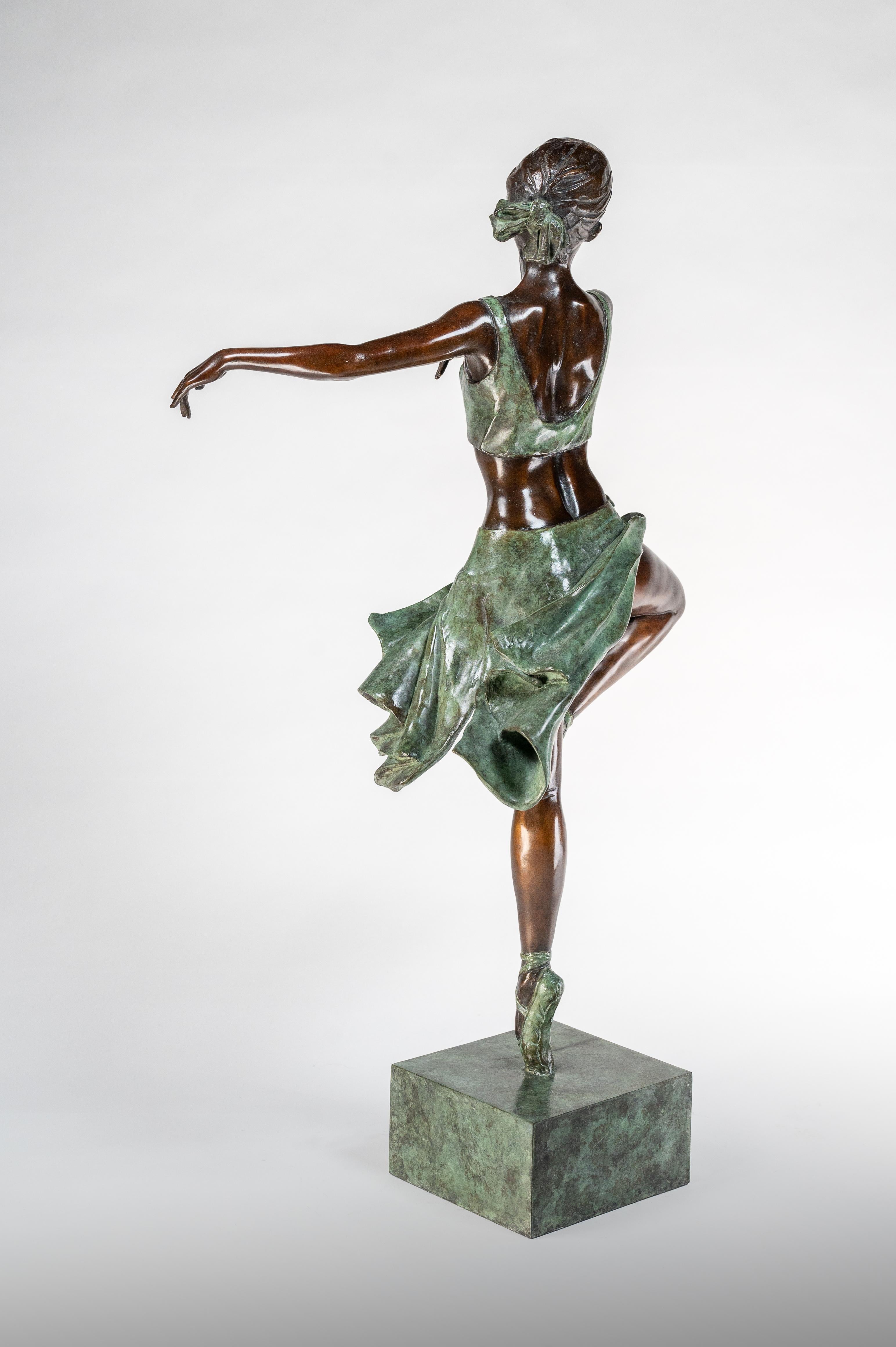 'Pirouette' Escultura Contemporánea de Bronce de una Bailarina Bailando, verde, figura - Sculpture Contemporáneo de Benson Landes