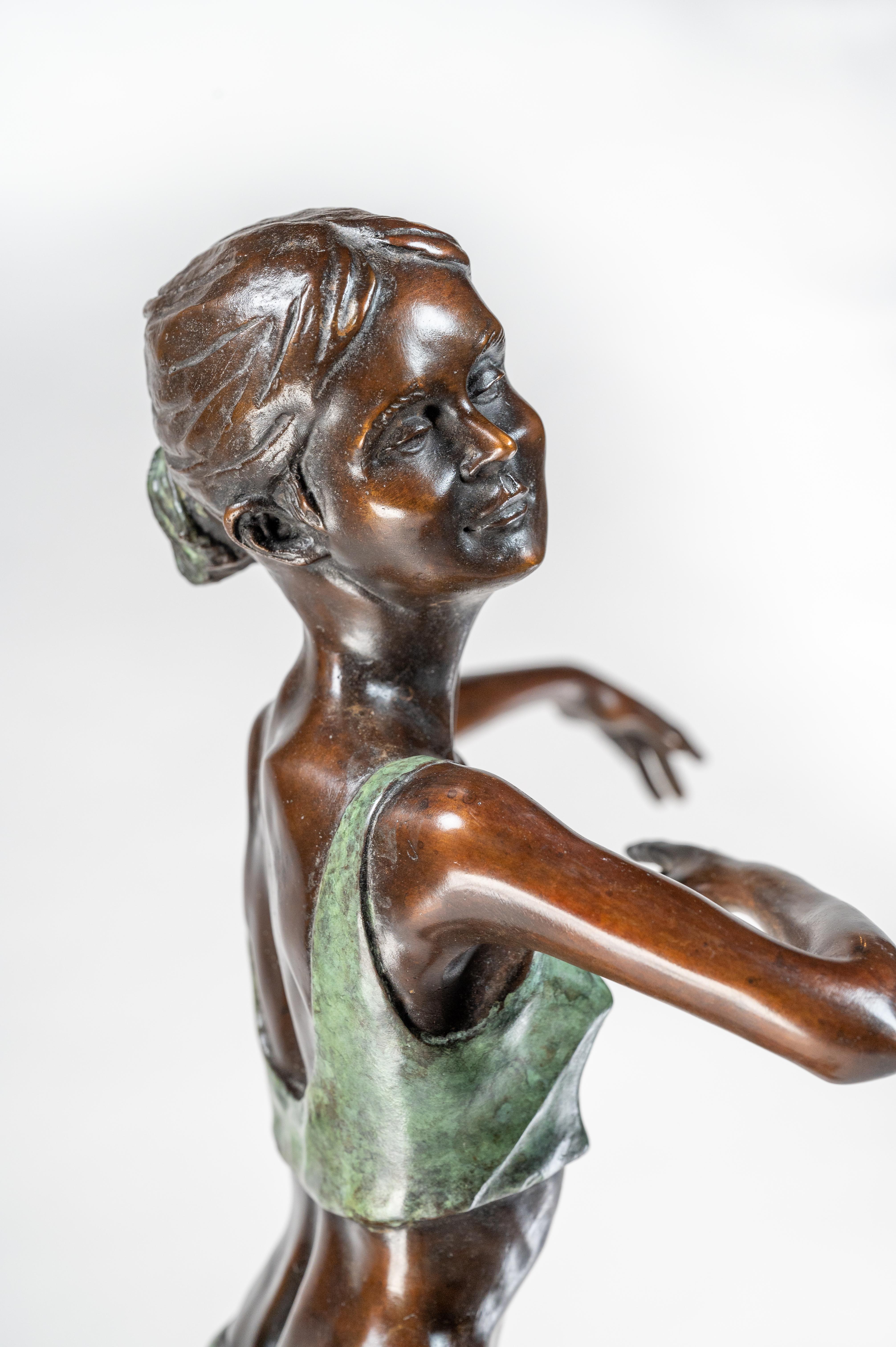 'Pirouette' Escultura Contemporánea de Bronce de una Bailarina Bailando, verde, figura 2