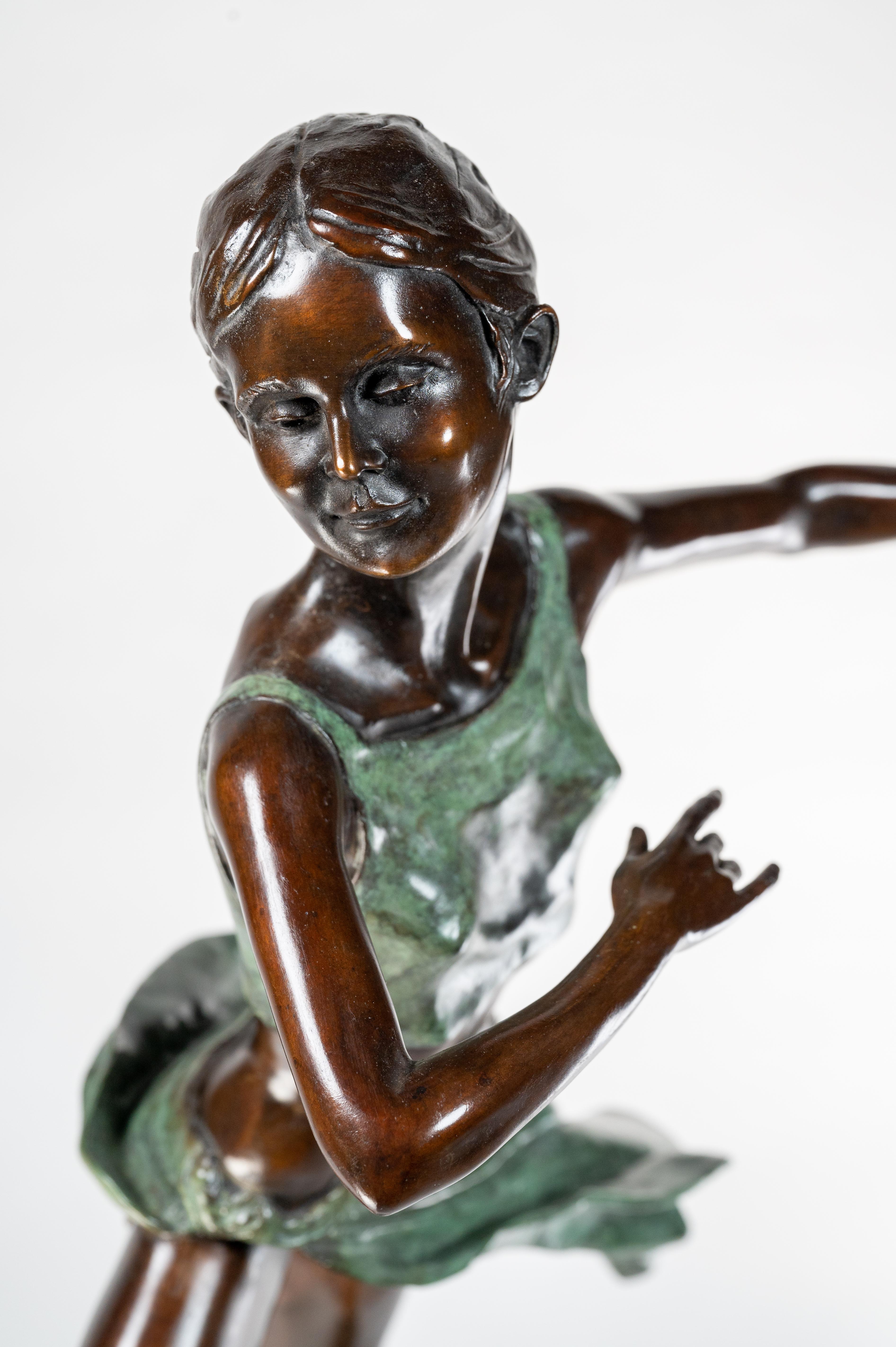 'Pirouette' Escultura Contemporánea de Bronce de una Bailarina Bailando, verde, figura 3