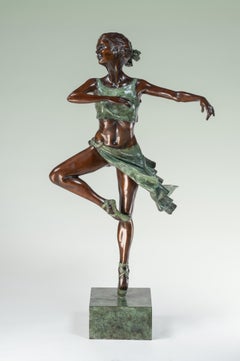 'Pirouette' Escultura Contemporánea de Bronce de una Bailarina Bailando, verde, figura