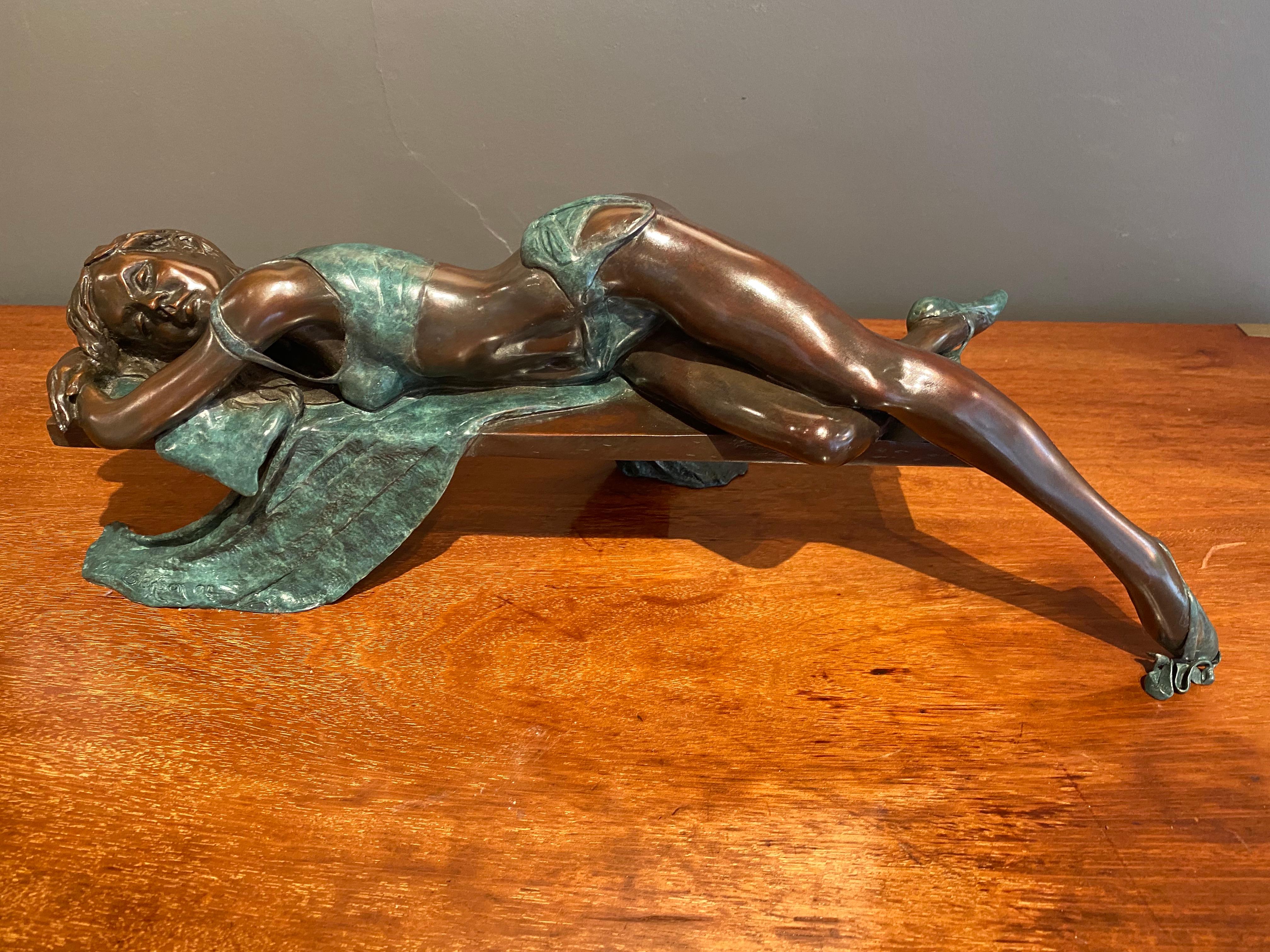 „Relaxing Dancer“ Zeitgenössische figurative Bronzeskulptur einer Ballerina 
