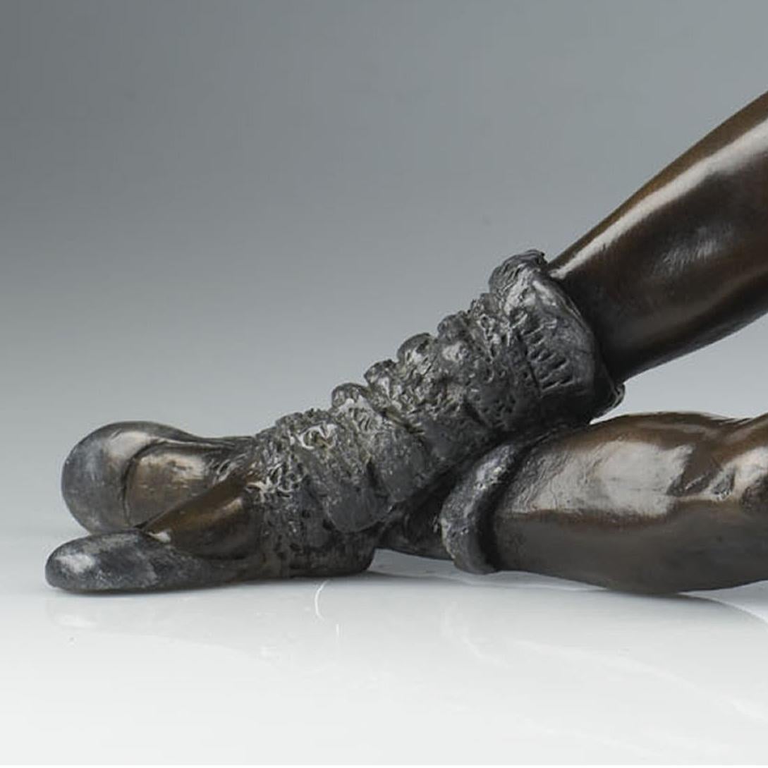 Repose - Sculpture en bronze d'une élégante jeune danseuse de ballet par Benson Landes en vente 2