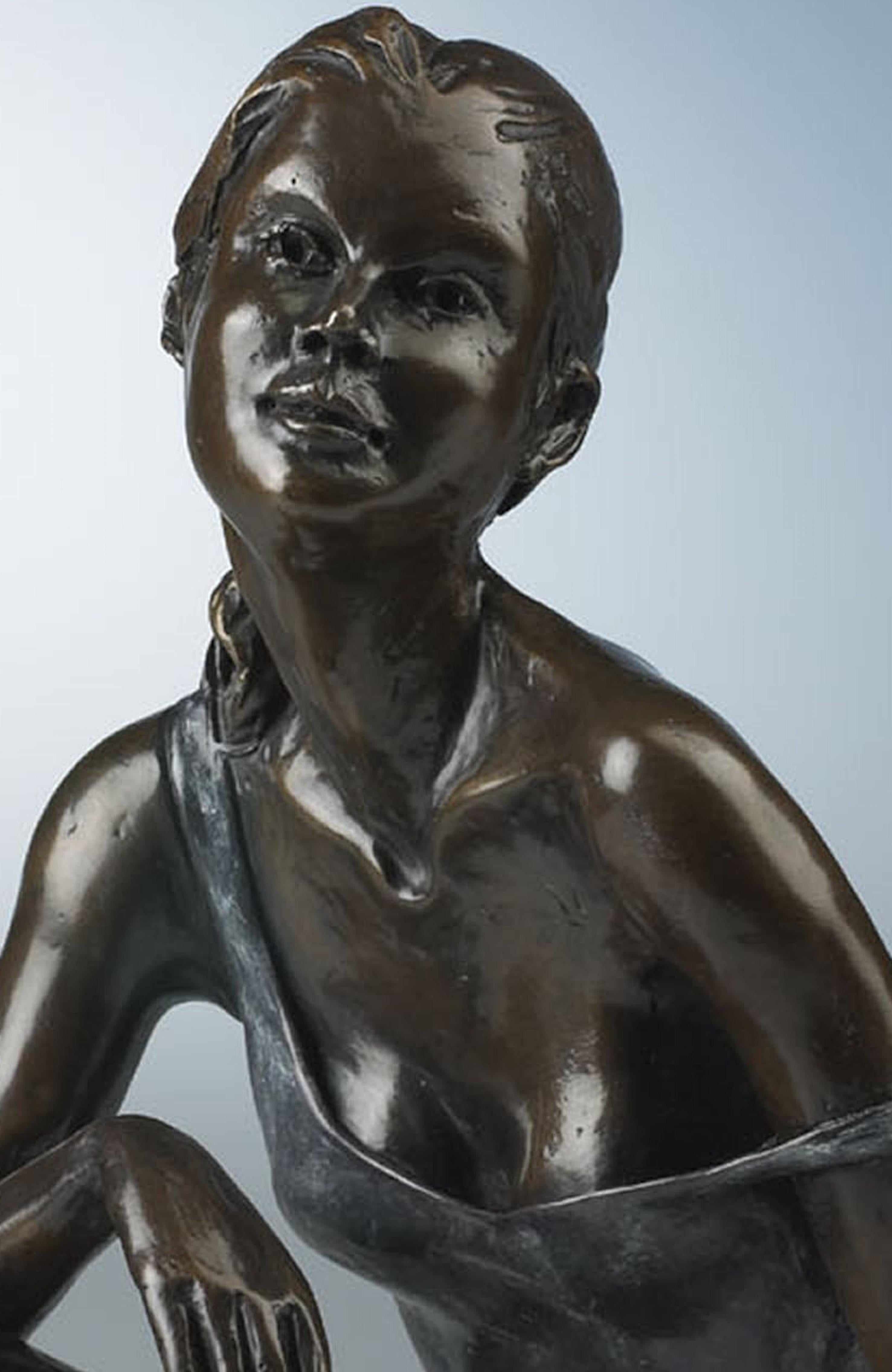 Repose - Sculpture en bronze d'une élégante jeune danseuse de ballet par Benson Landes en vente 4