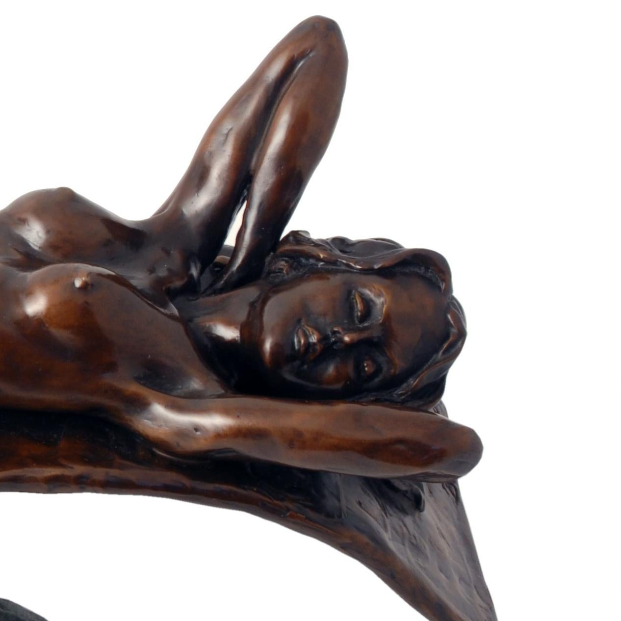 Nackte Figur aus massiver Bronze  Skulptur „Home Alone“ von Benson Landes im Angebot 1