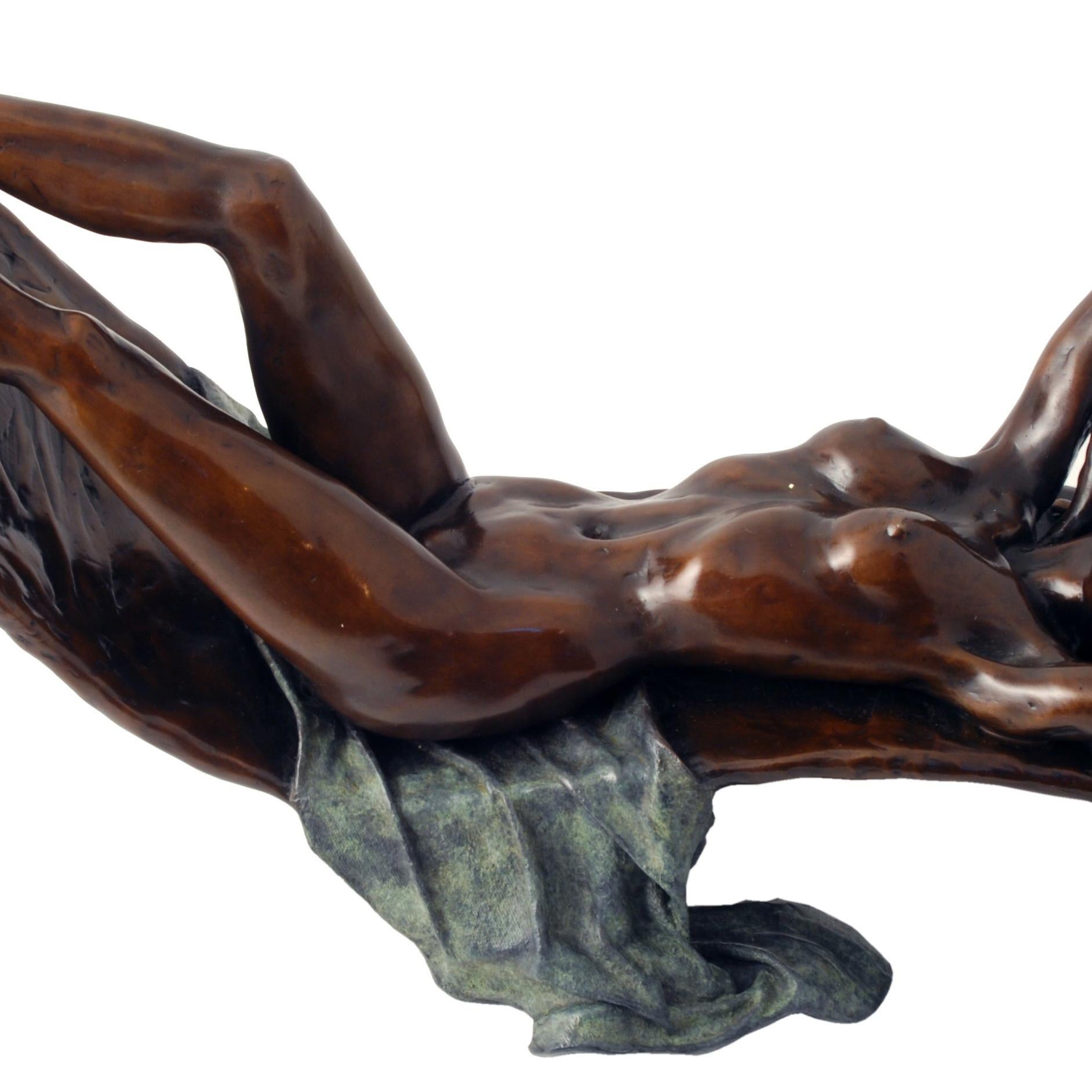 Nackte Figur aus massiver Bronze  Skulptur „Home Alone“ von Benson Landes im Angebot 2