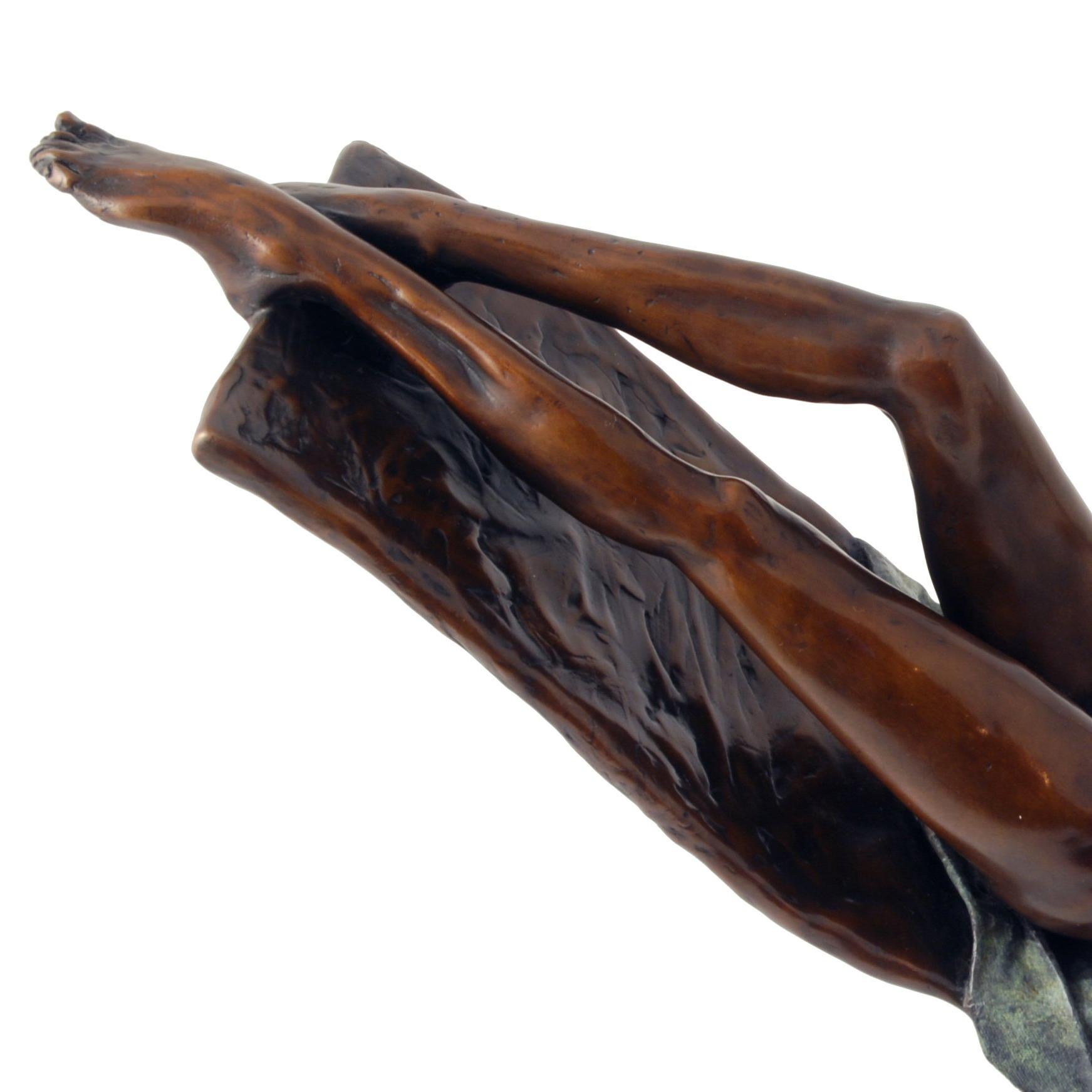 Nackte Figur aus massiver Bronze  Skulptur „Home Alone“ von Benson Landes im Angebot 3