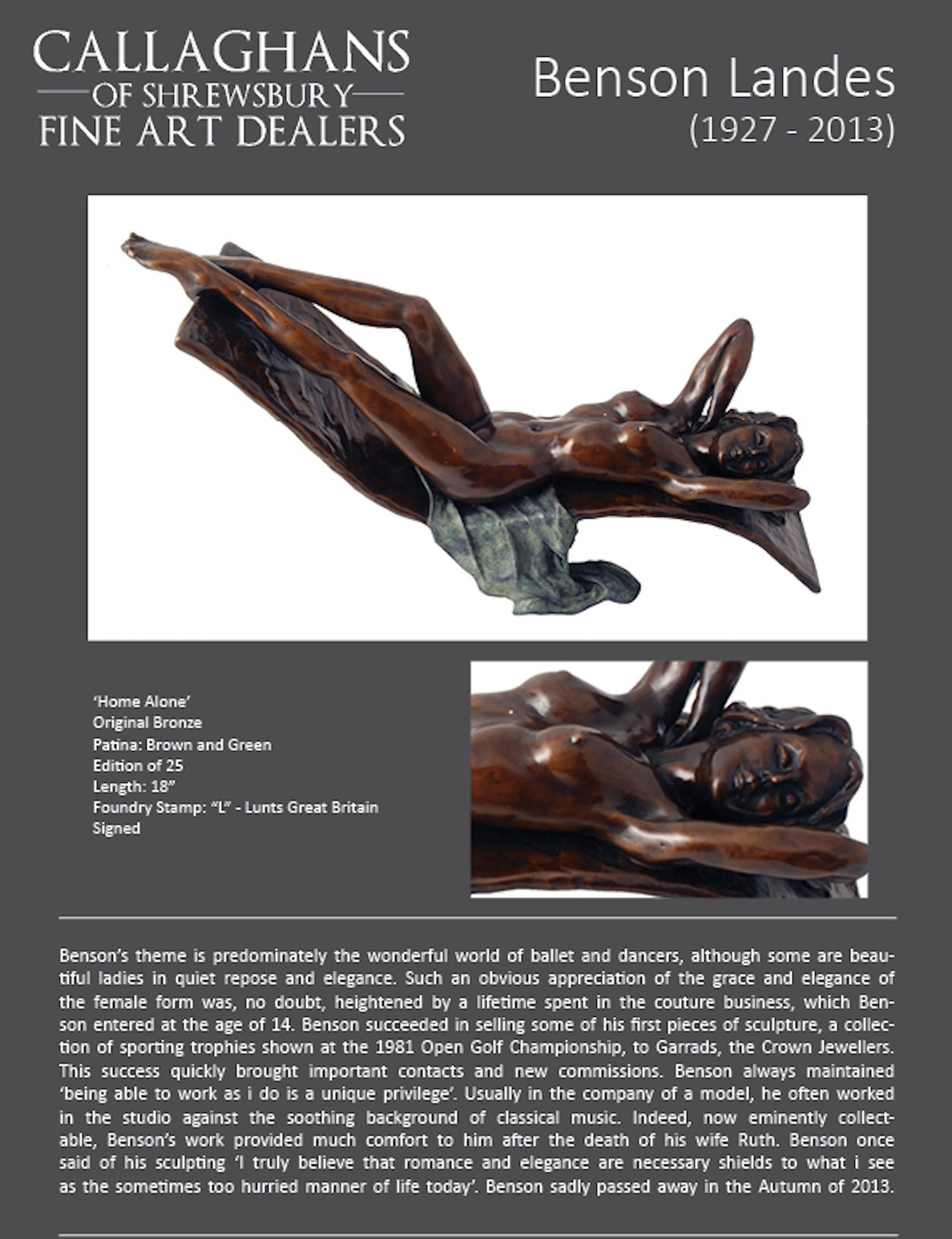 Nackte Figur aus massiver Bronze  Skulptur „Home Alone“ von Benson Landes im Angebot 4