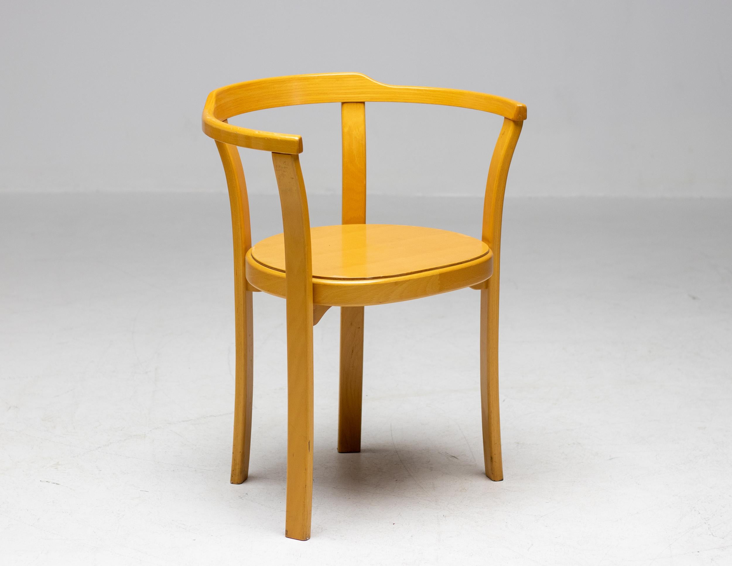 Fauteuils simples et élégants en hêtre massif courbé. Design/One fonctionnel, confortable et intelligent. 
Empilable jusqu'à 5 chaises, grande quantité de 35 chaises disponible.
Excellent choix durable pour un restaurant moderne ou une salle de